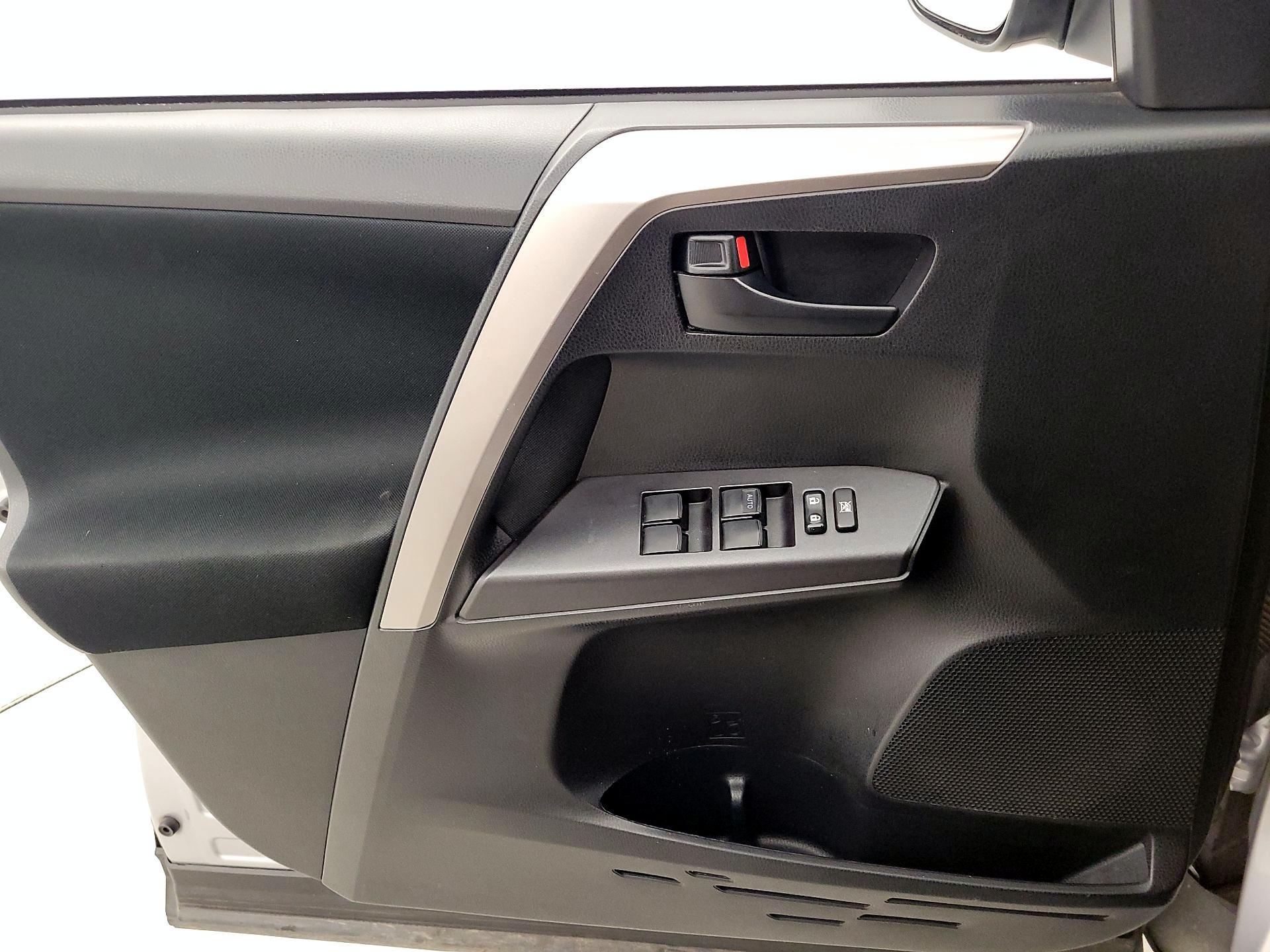 Thumbnail: 2018 Toyota RAV4 - 12