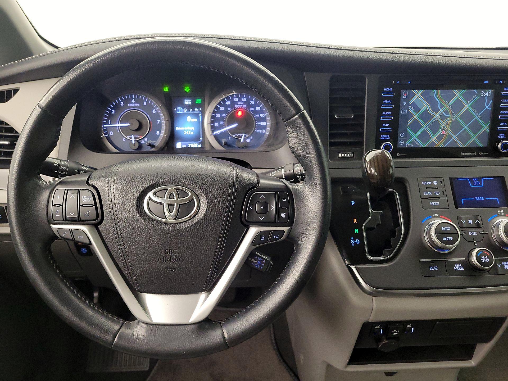Thumbnail: 2019 Toyota Sienna - 10