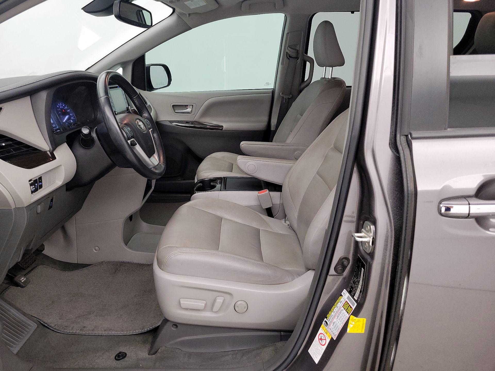 Thumbnail: 2019 Toyota Sienna - 11