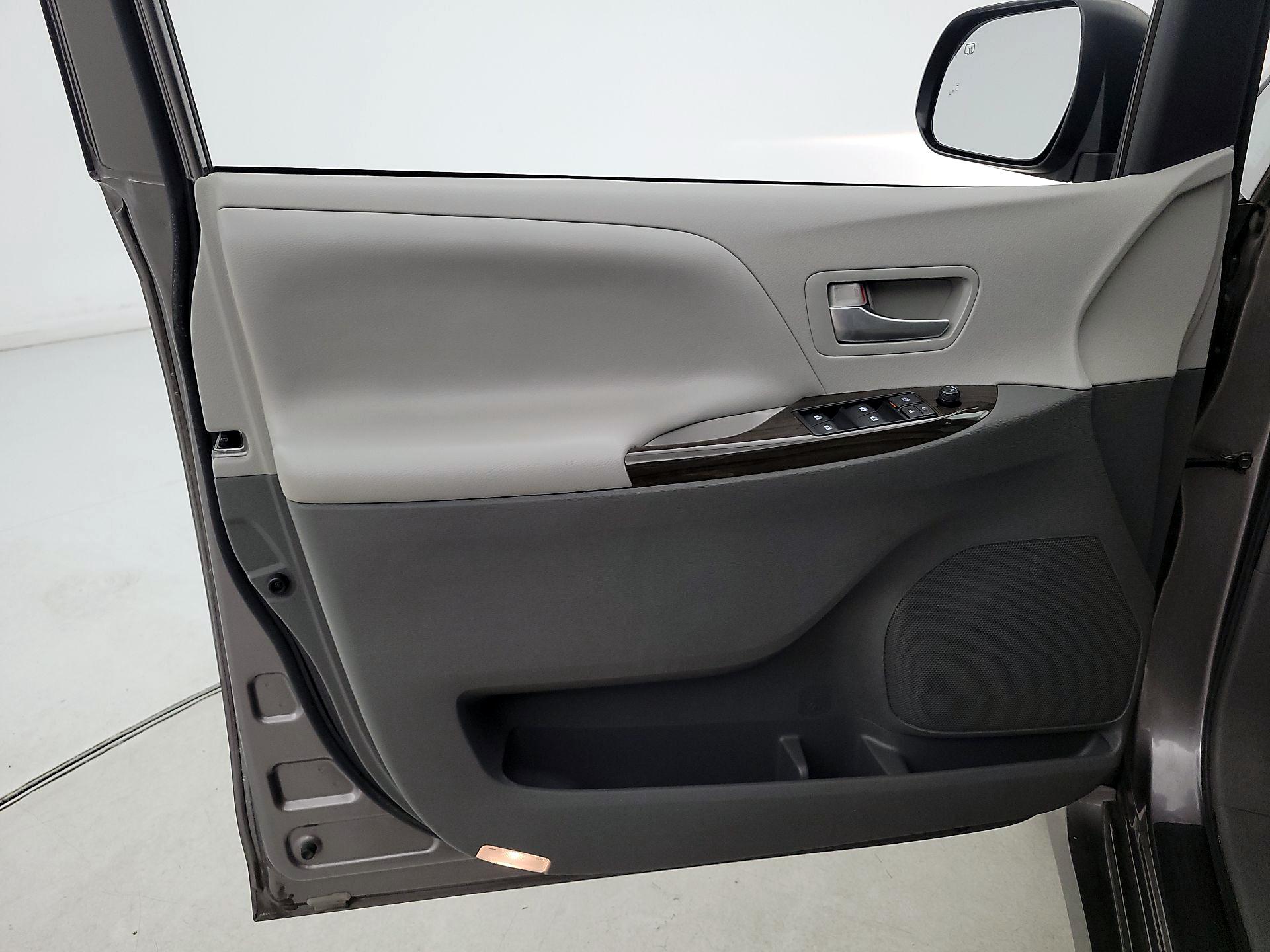 Thumbnail: 2019 Toyota Sienna - 12