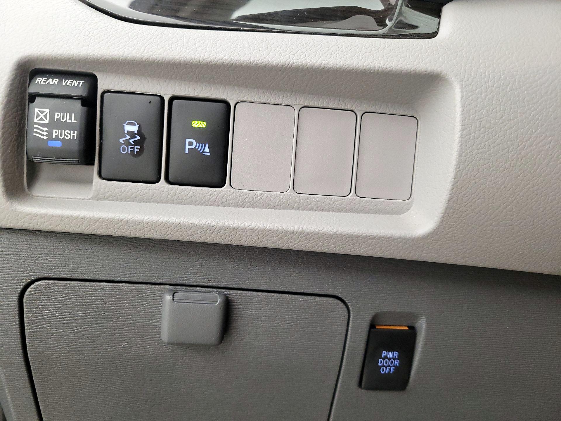 Thumbnail: 2019 Toyota Sienna - 13