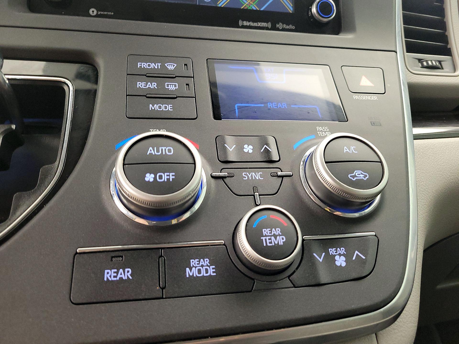 Thumbnail: 2019 Toyota Sienna - 17