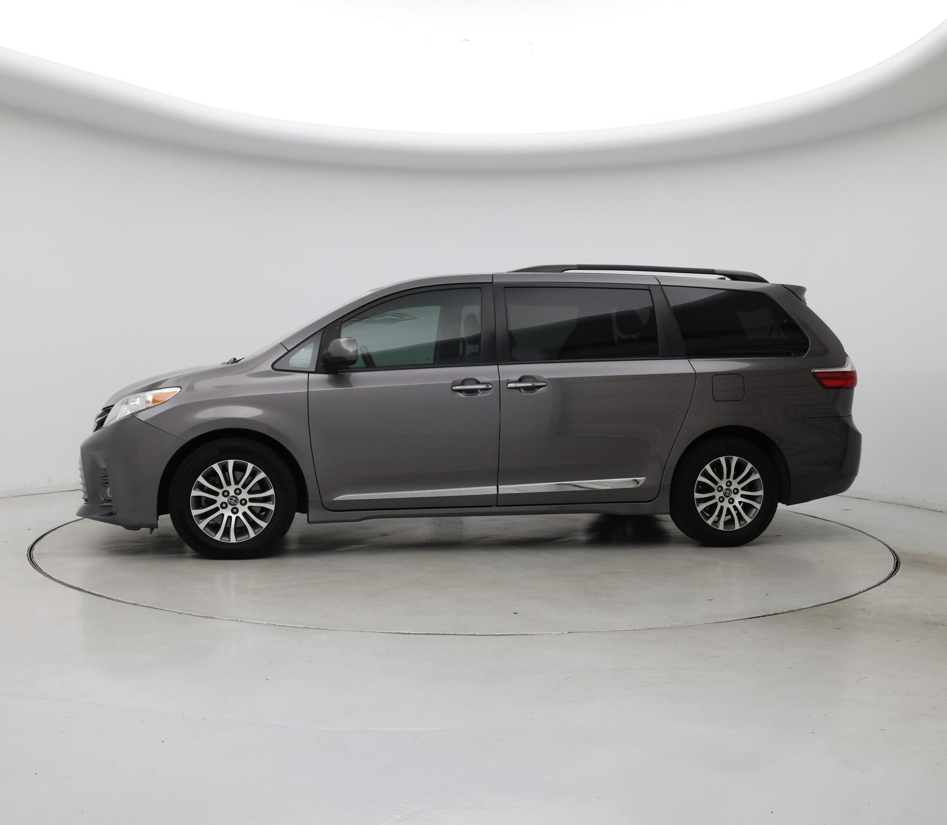 Thumbnail: 2019 Toyota Sienna - 3