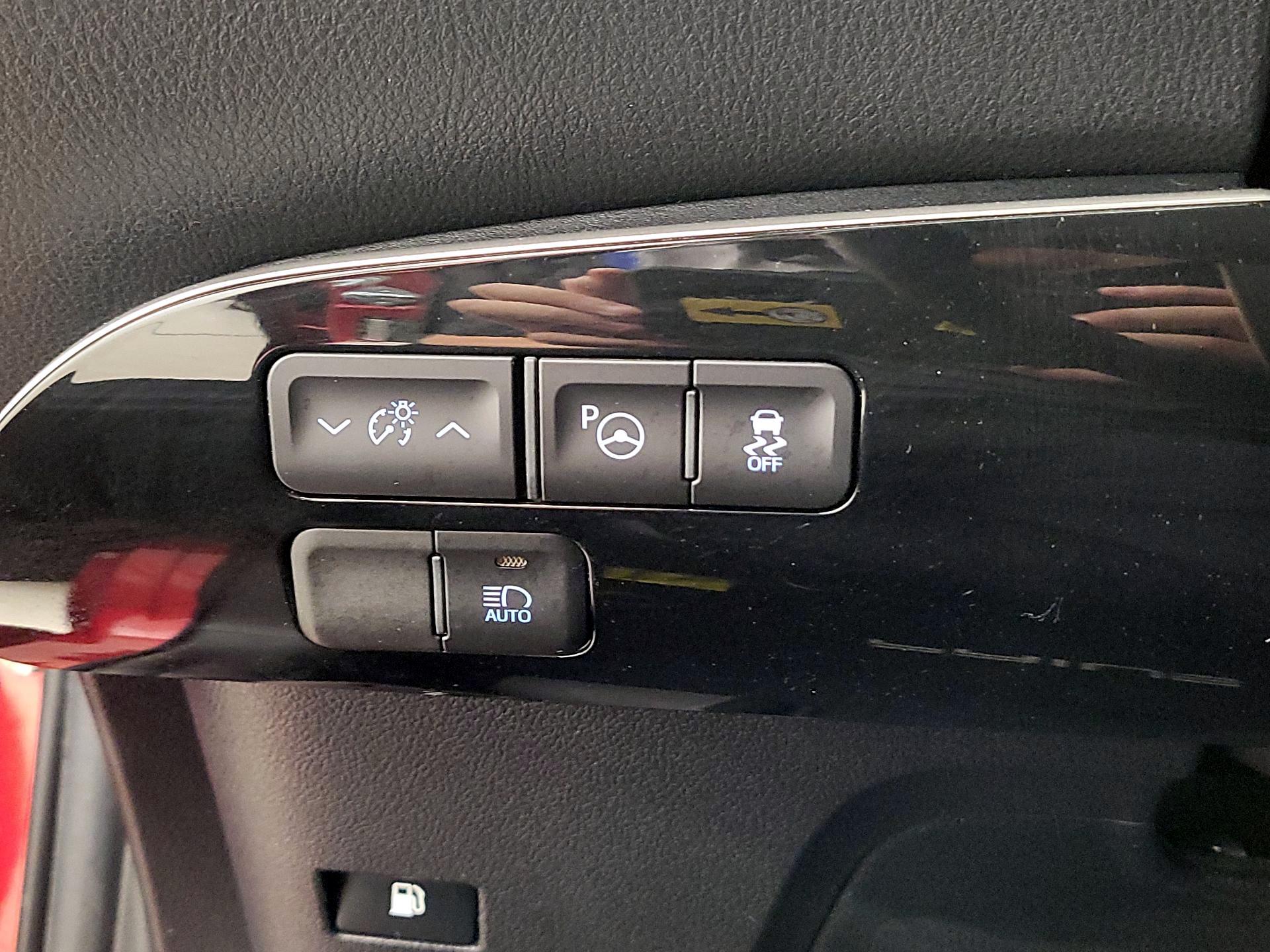 Thumbnail: 2018 Toyota Prius - 13