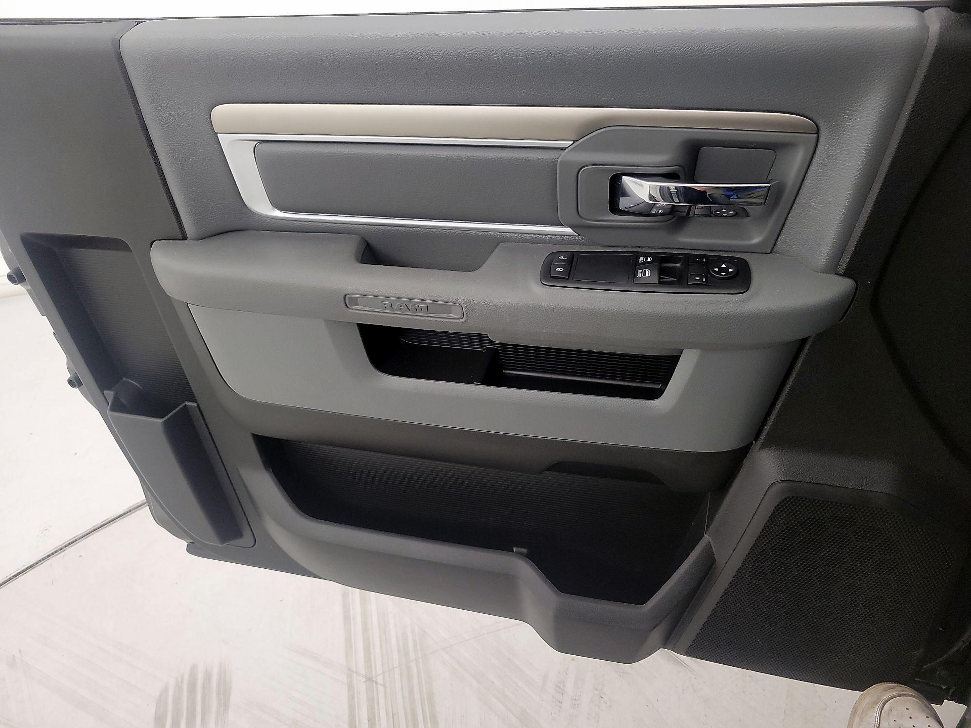 Thumbnail: 2019 RAM 1500 Classic - 12