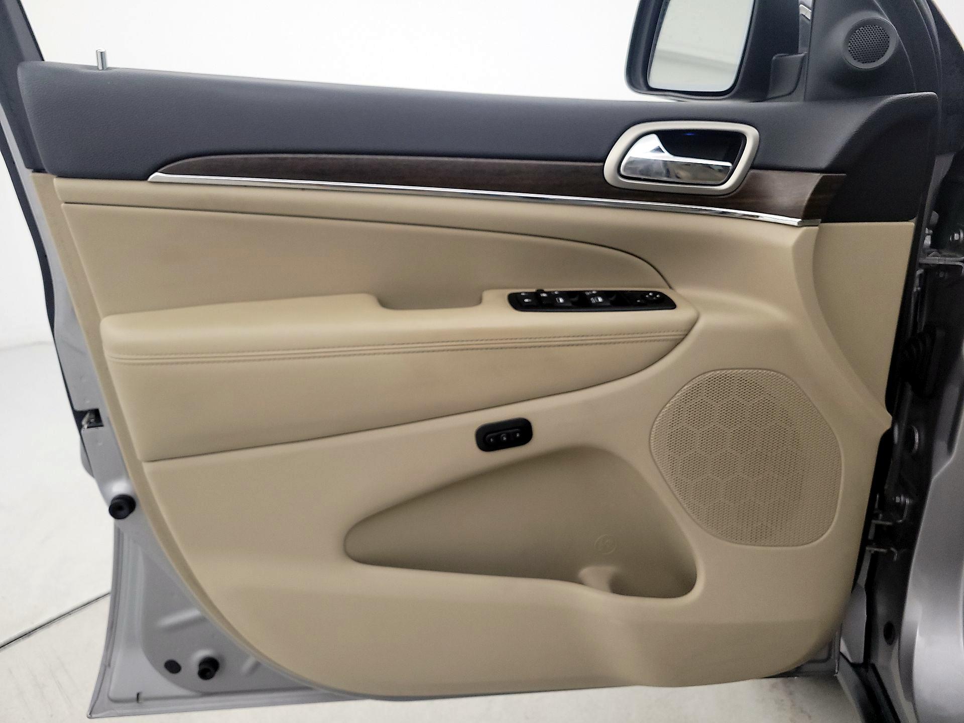 Thumbnail: 2015 Jeep Grand Cherokee - 12