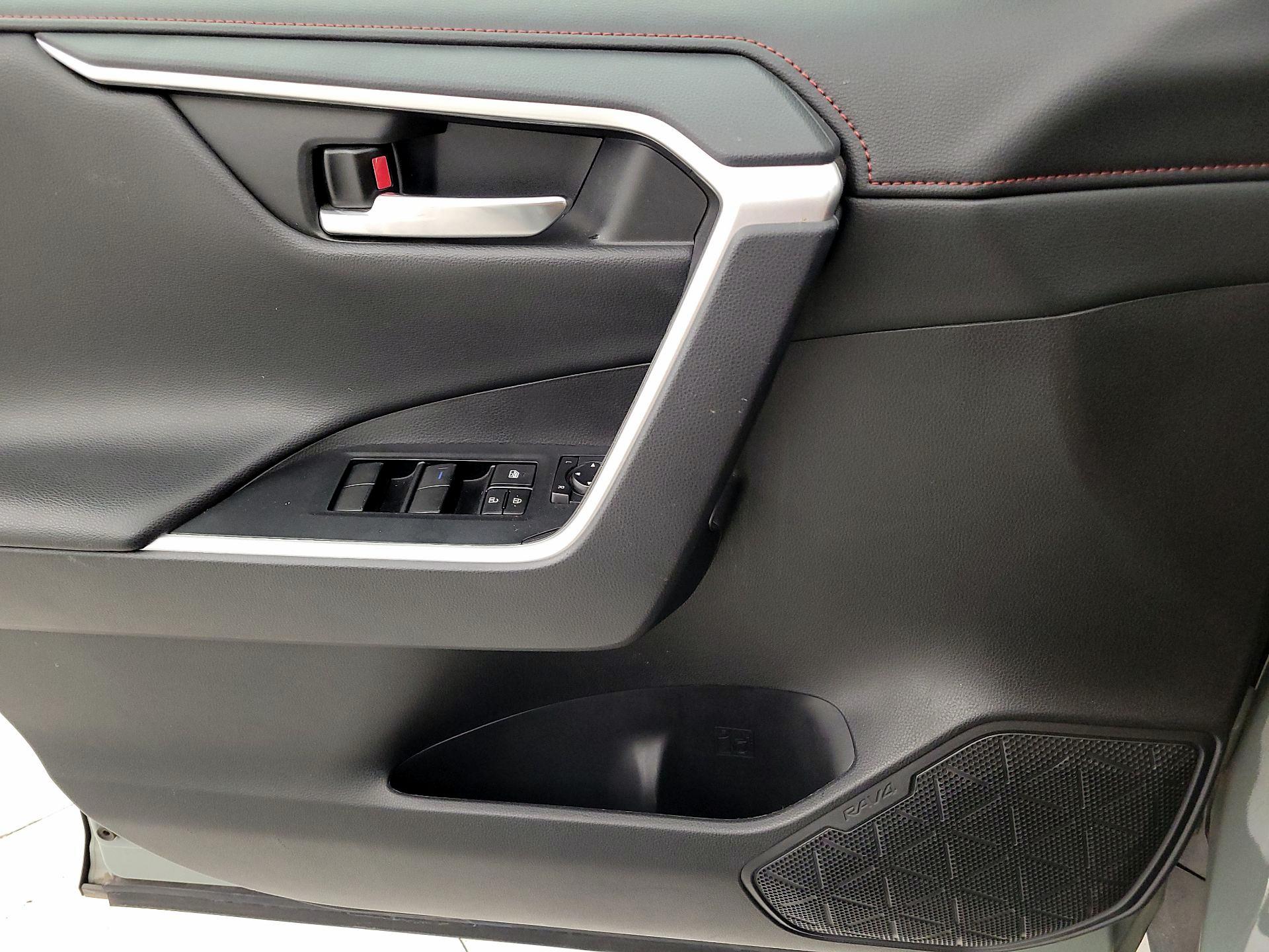 Thumbnail: 2021 Toyota RAV4 - 12