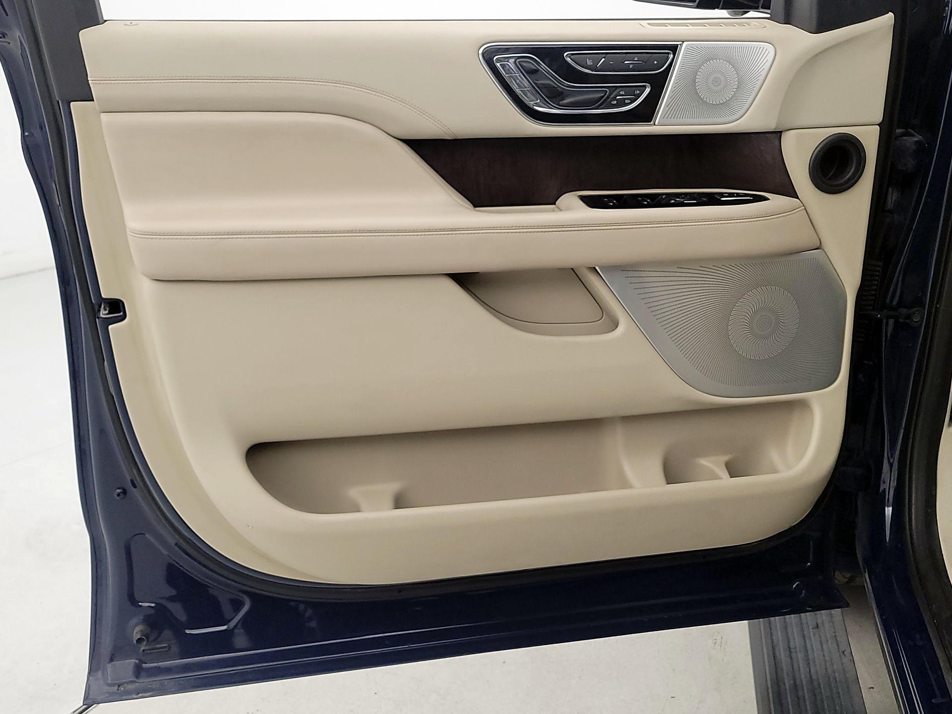 Thumbnail: 2019 Lincoln Navigator - 12