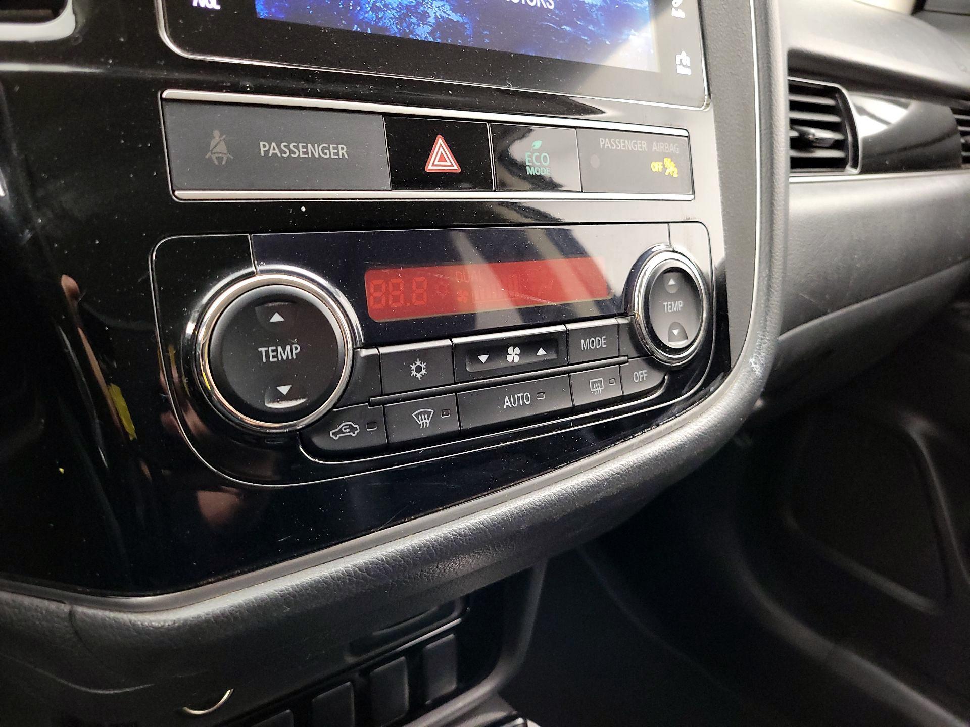 Thumbnail: 2019 Mitsubishi Outlander - 16