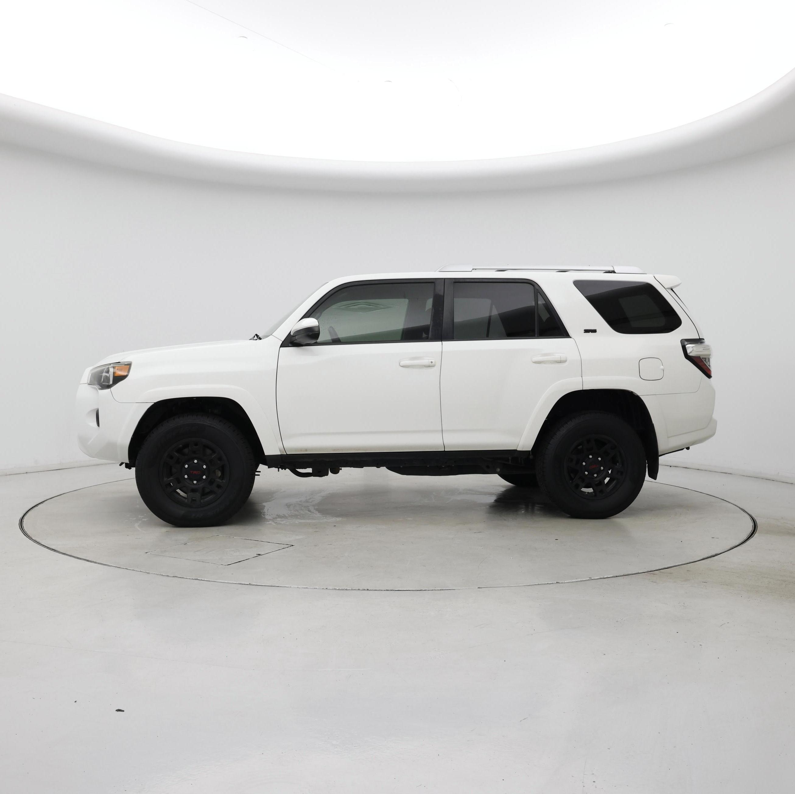 Thumbnail: 2017 Toyota 4Runner - 3