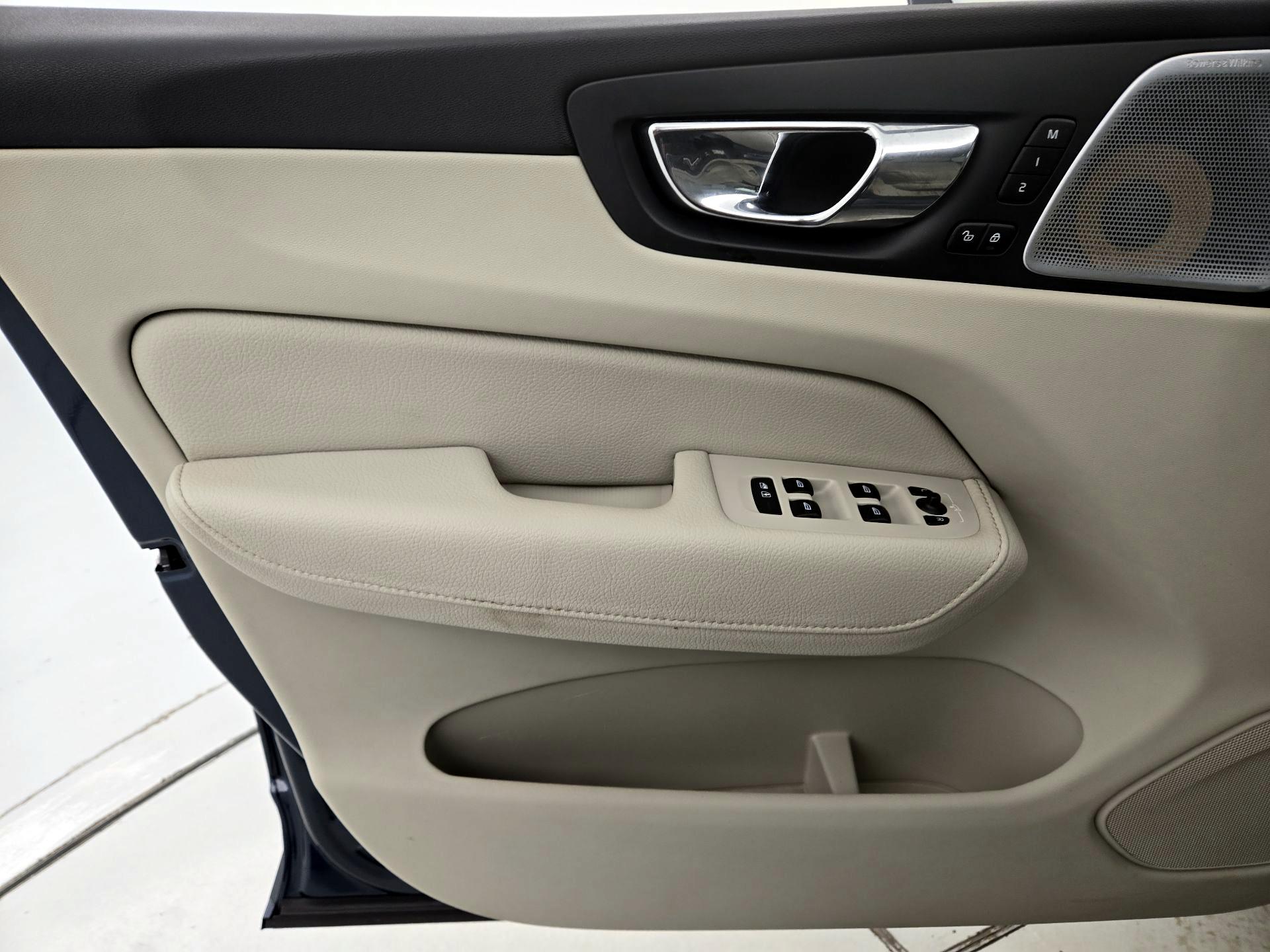 Thumbnail: 2018 Volvo XC60 - 12