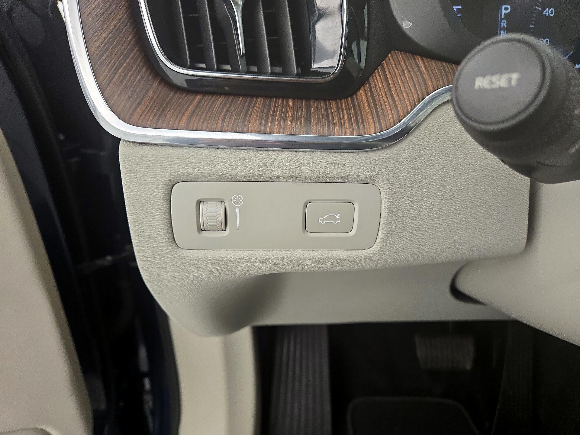 Thumbnail: 2018 Volvo XC60 - 13