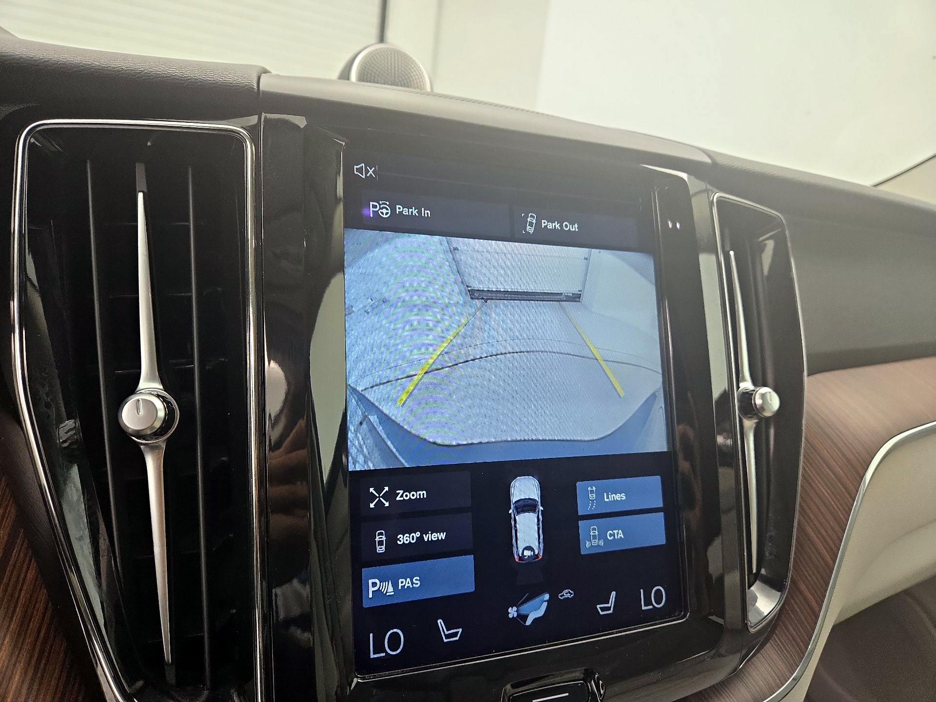 Thumbnail: 2018 Volvo XC60 - 14