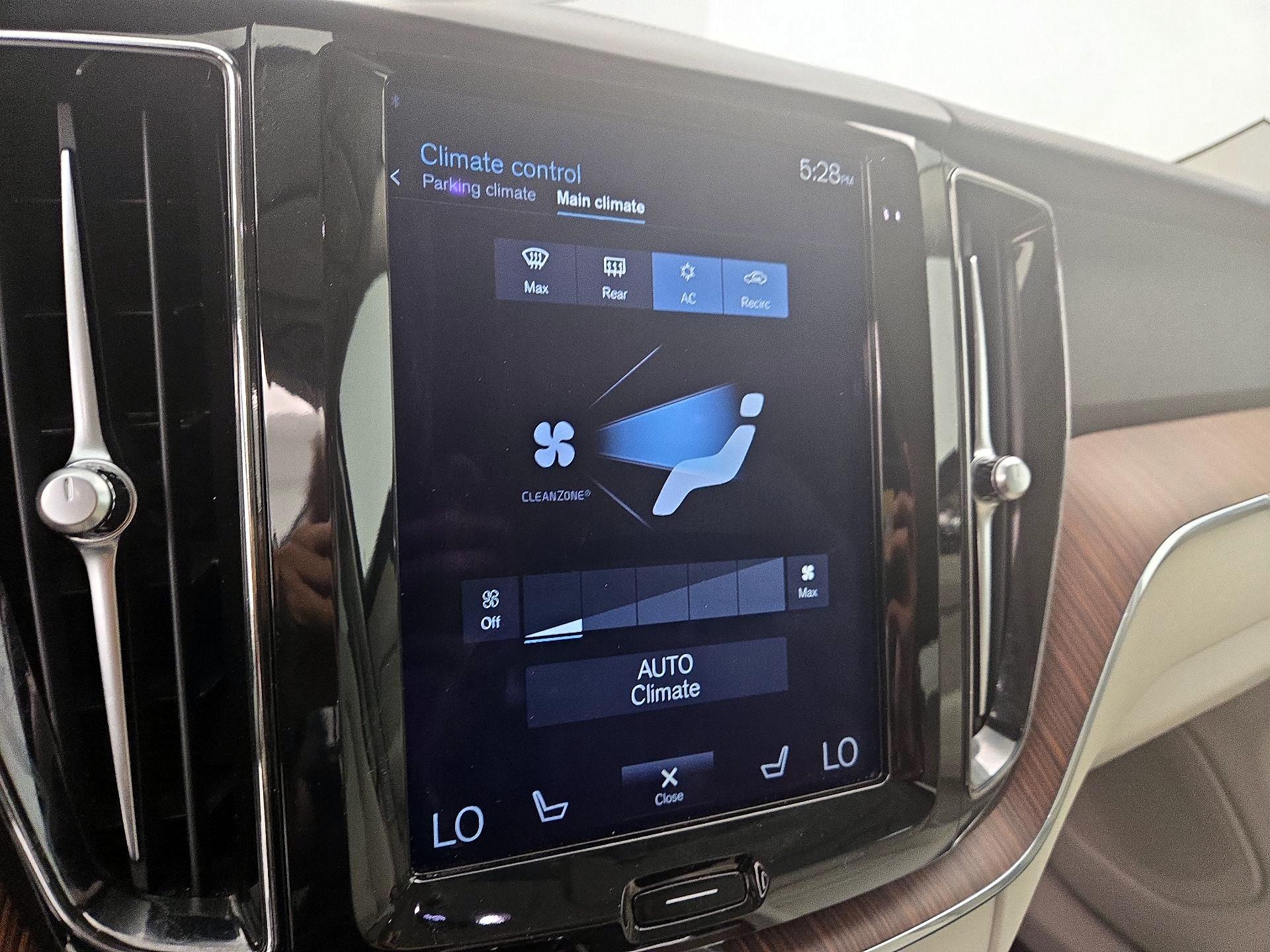 Thumbnail: 2018 Volvo XC60 - 16