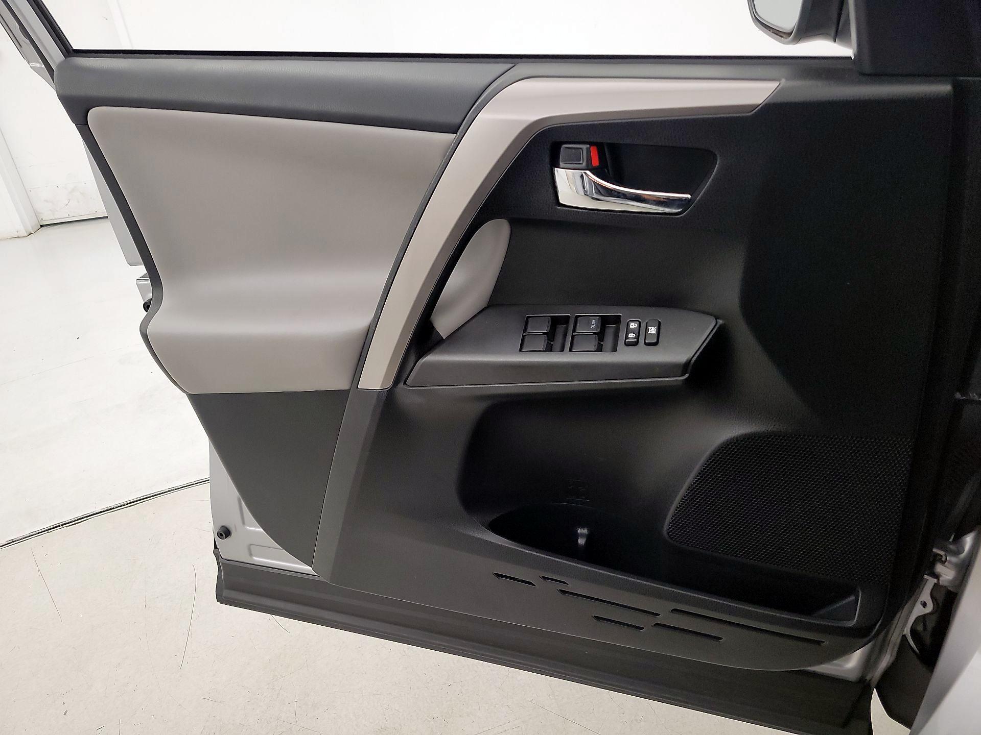 Thumbnail: 2018 Toyota RAV4 - 12