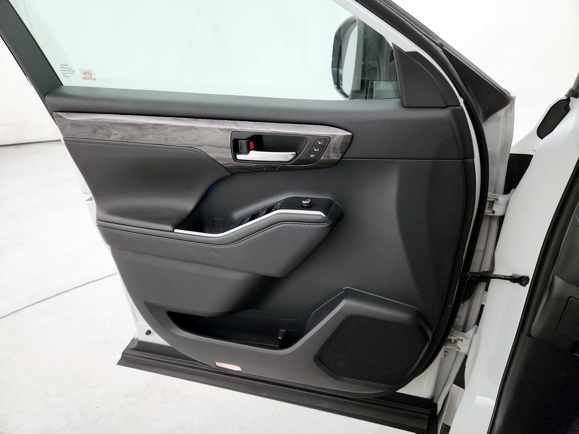 Thumbnail: 2020 Toyota Highlander - 12