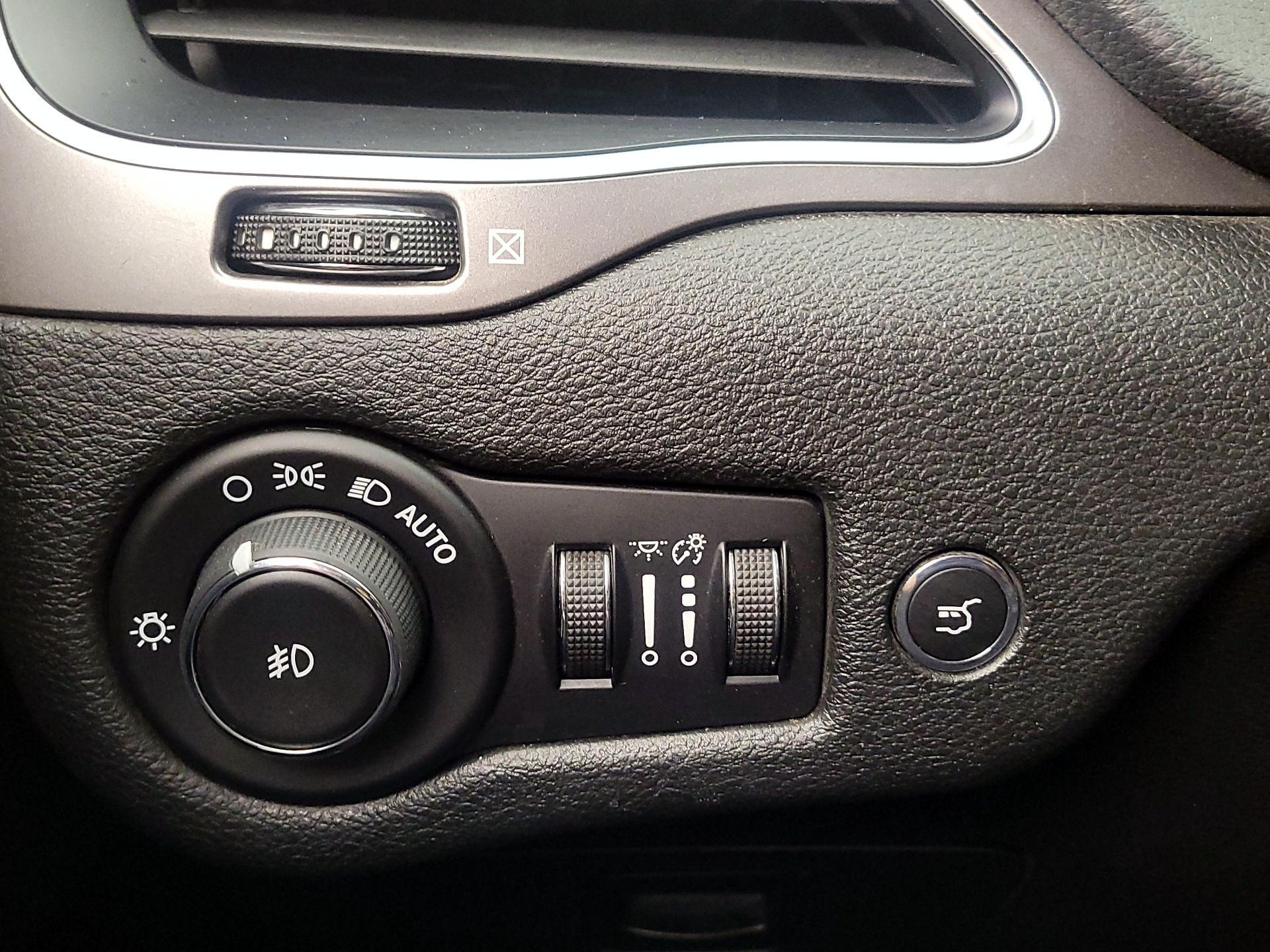 Thumbnail: 2019 Jeep Cherokee - 13