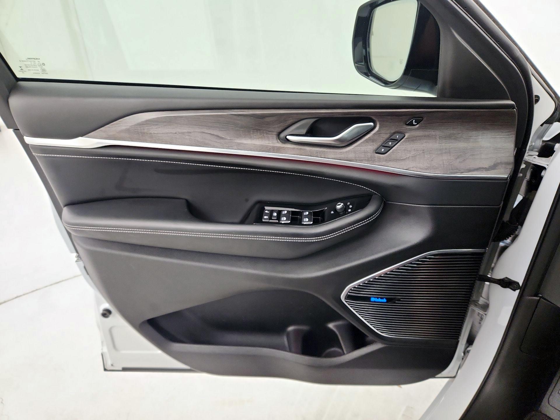 Thumbnail: 2022 Jeep Grand Cherokee - 12