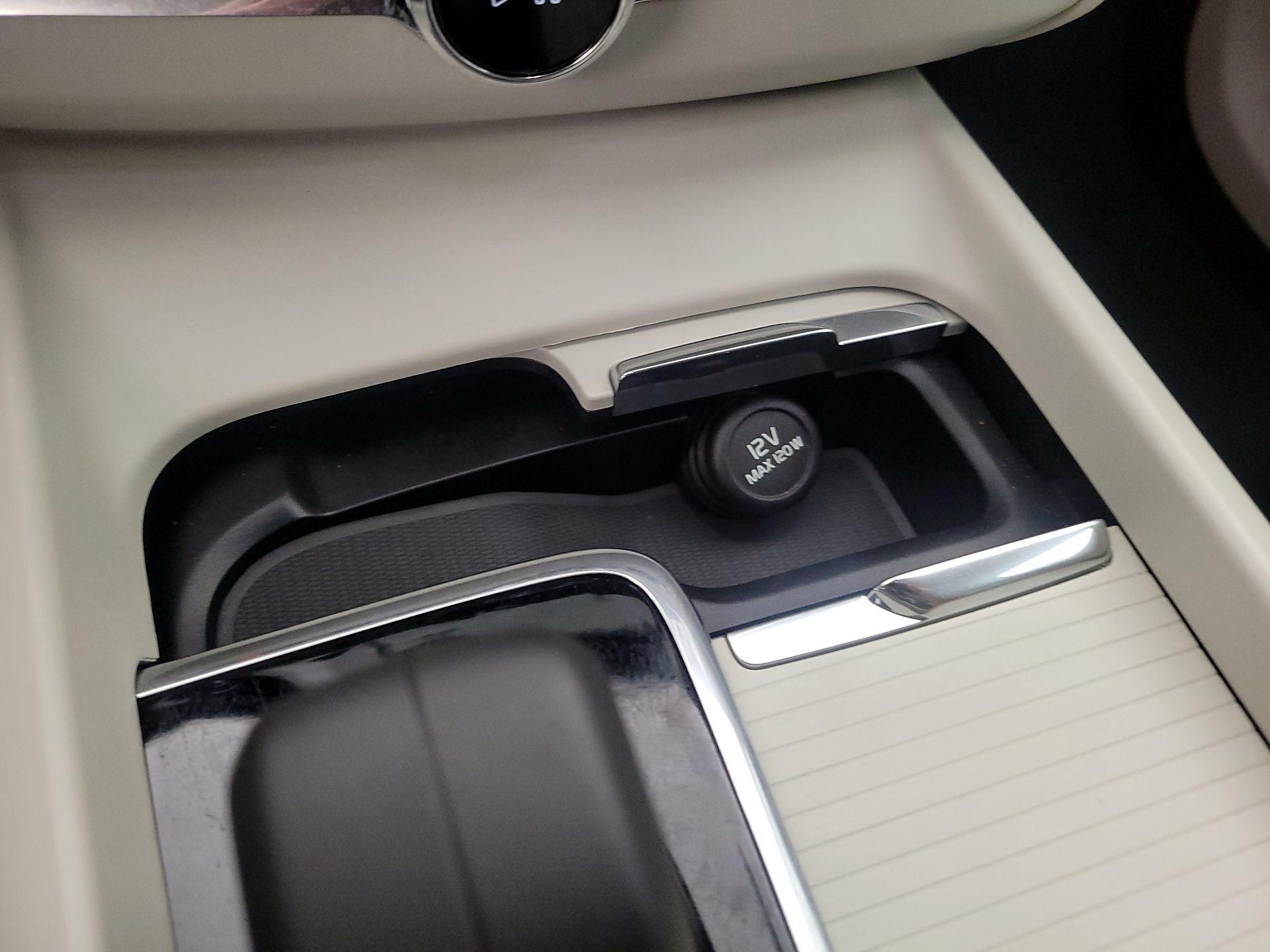 Thumbnail: 2022 Volvo XC60 - 18