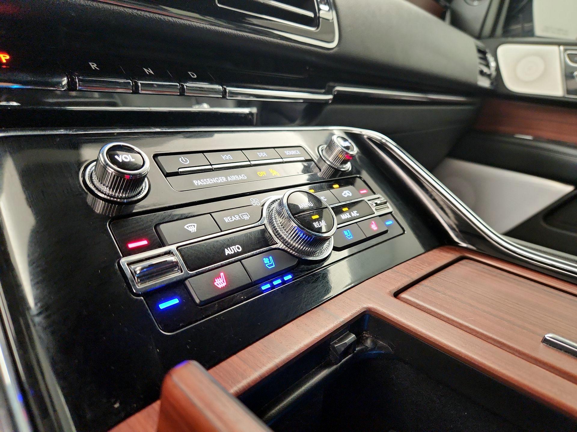 Thumbnail: 2021 Lincoln Navigator - 16