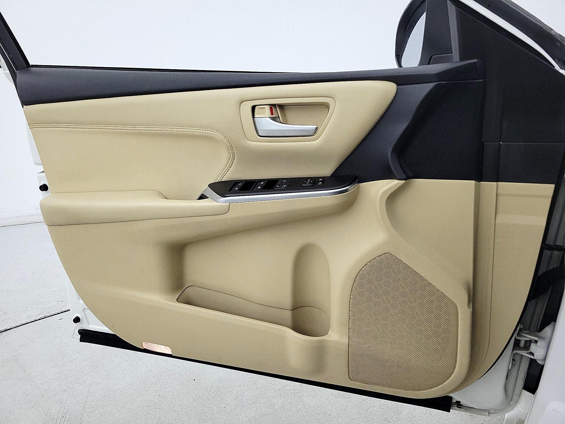 Thumbnail: 2015 Toyota Camry - 12