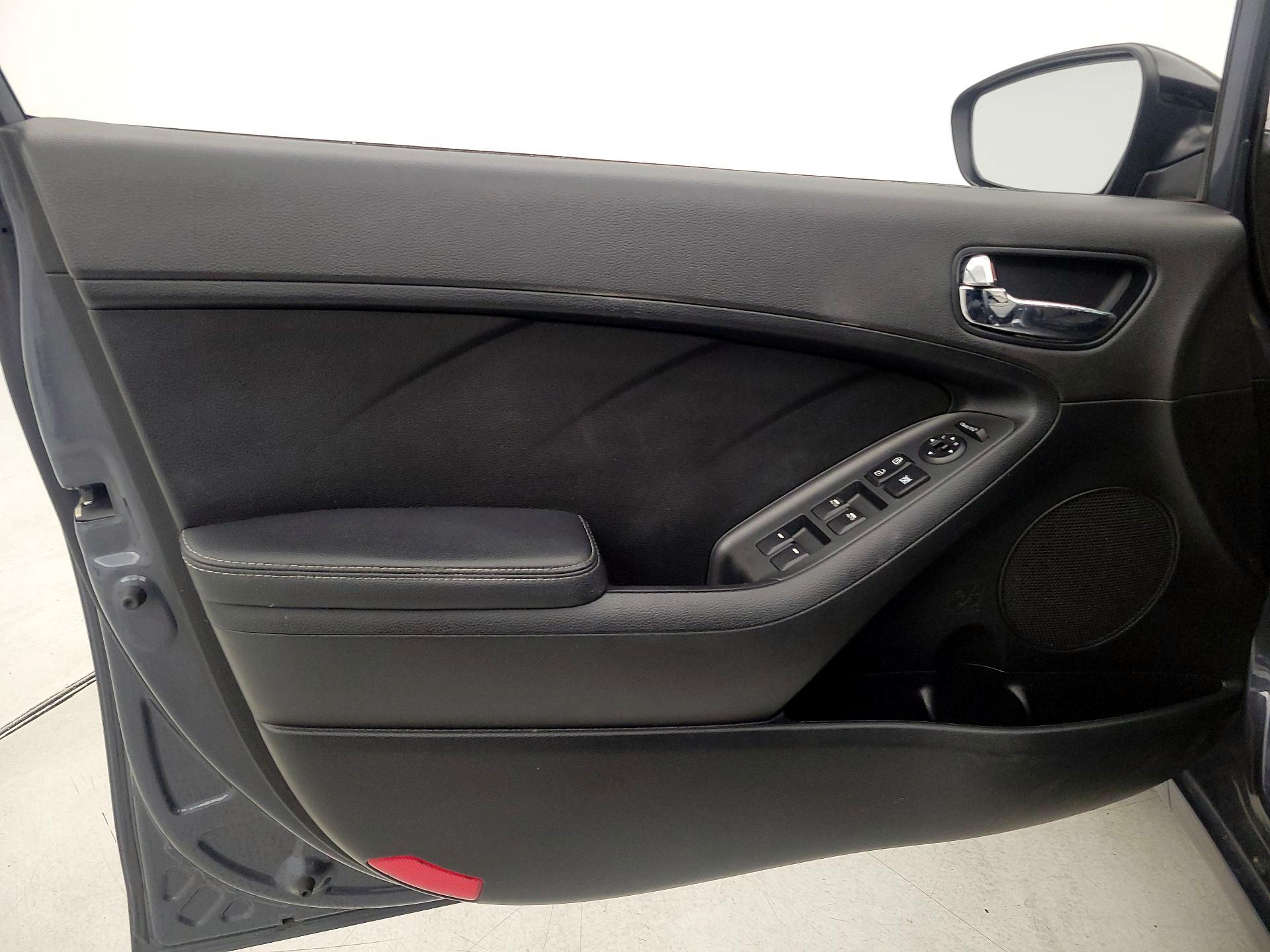Thumbnail: 2016 Kia Forte - 12