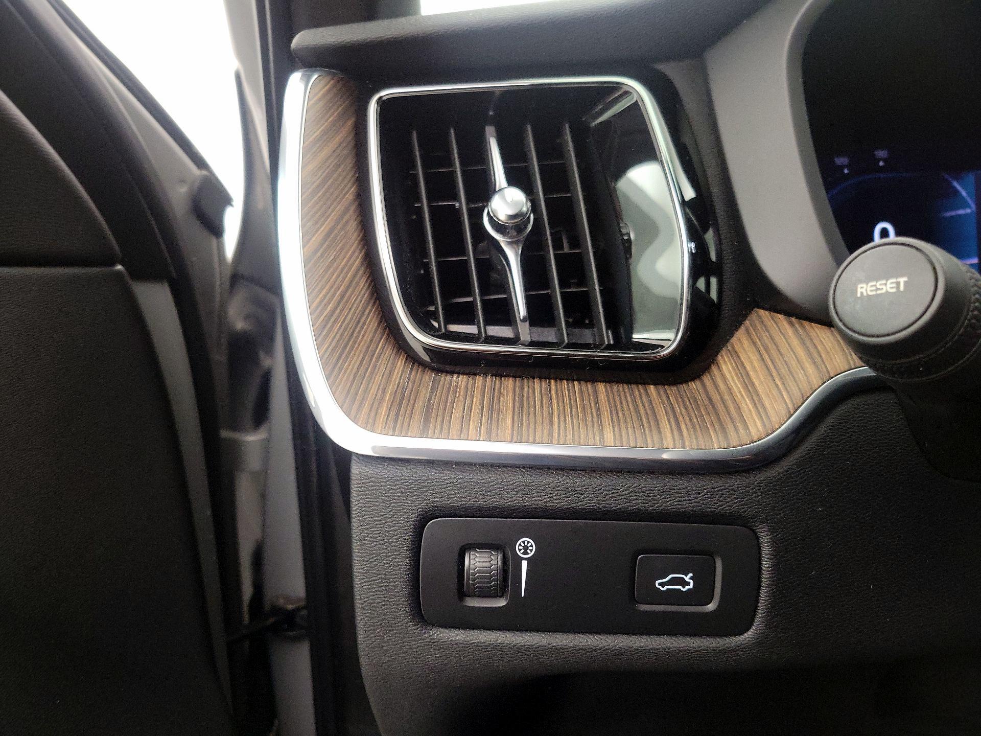 Thumbnail: 2022 Volvo XC60 - 13