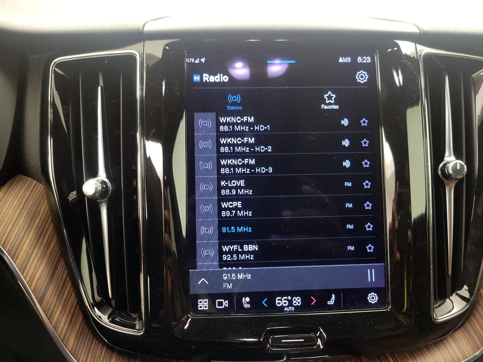 Thumbnail: 2022 Volvo XC60 - 15