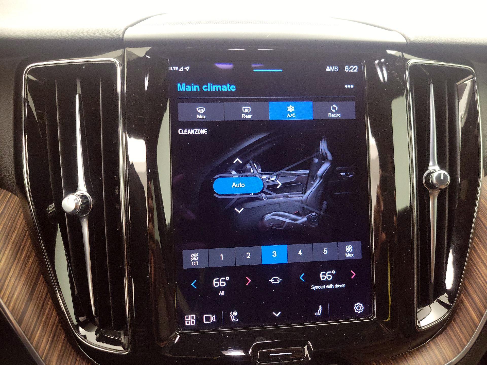 Thumbnail: 2022 Volvo XC60 - 16