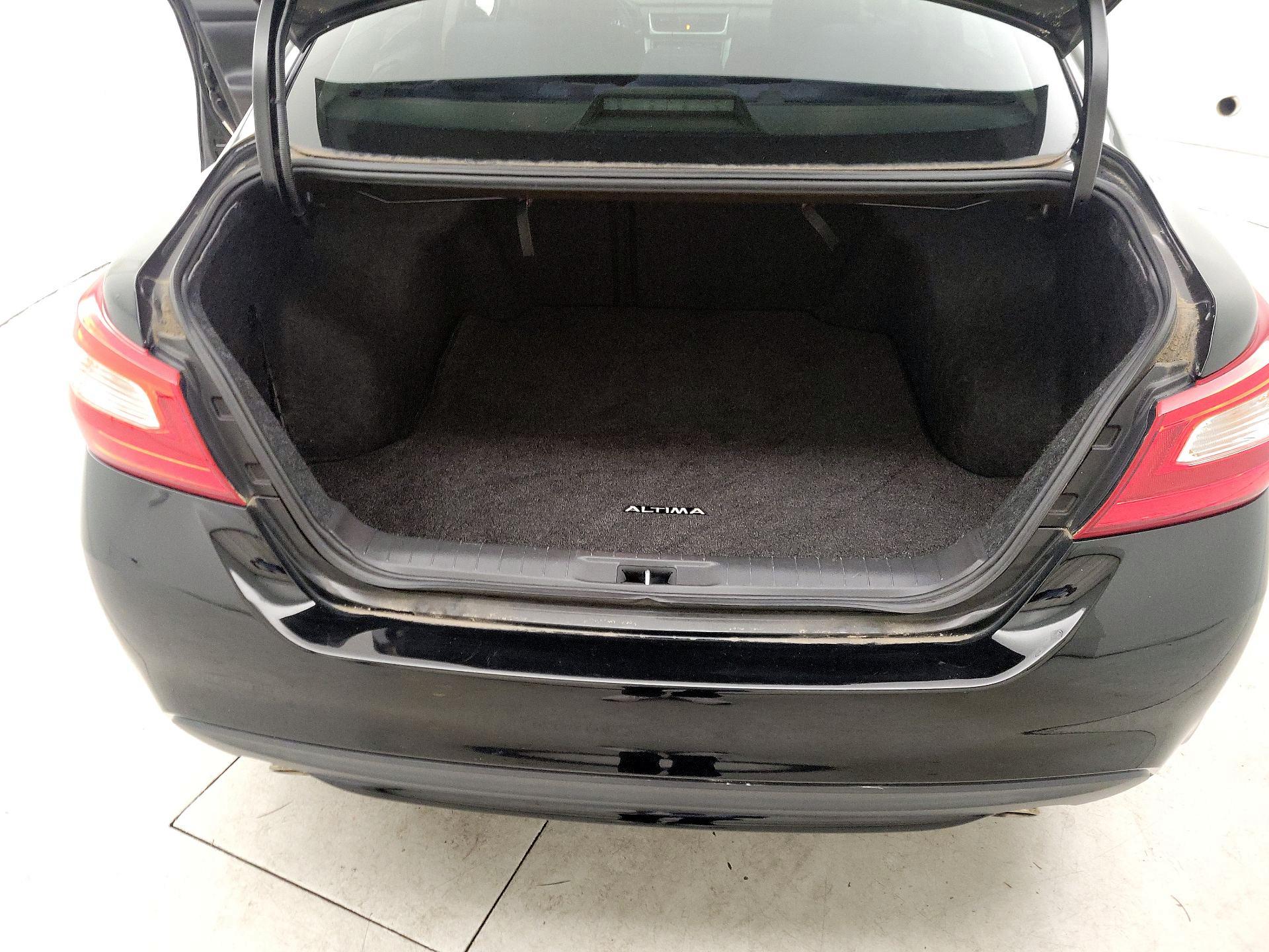 Thumbnail: 2016 Nissan Altima - 18