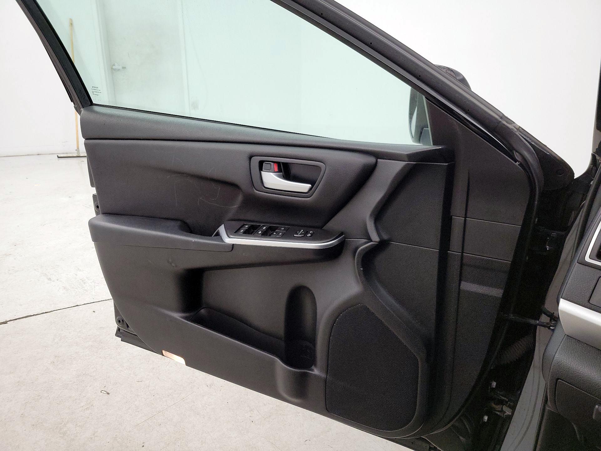 Thumbnail: 2016 Toyota Camry - 12
