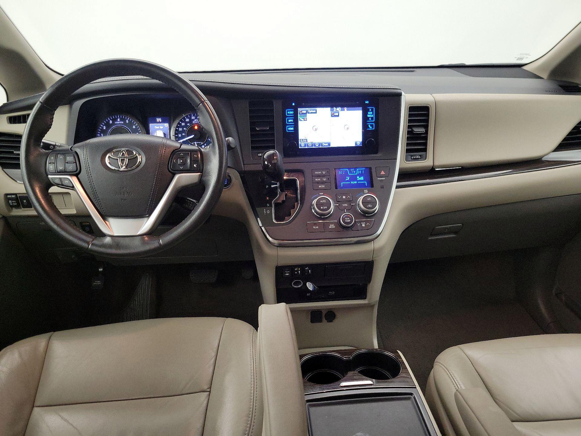 Thumbnail: 2017 Toyota Sienna - 9