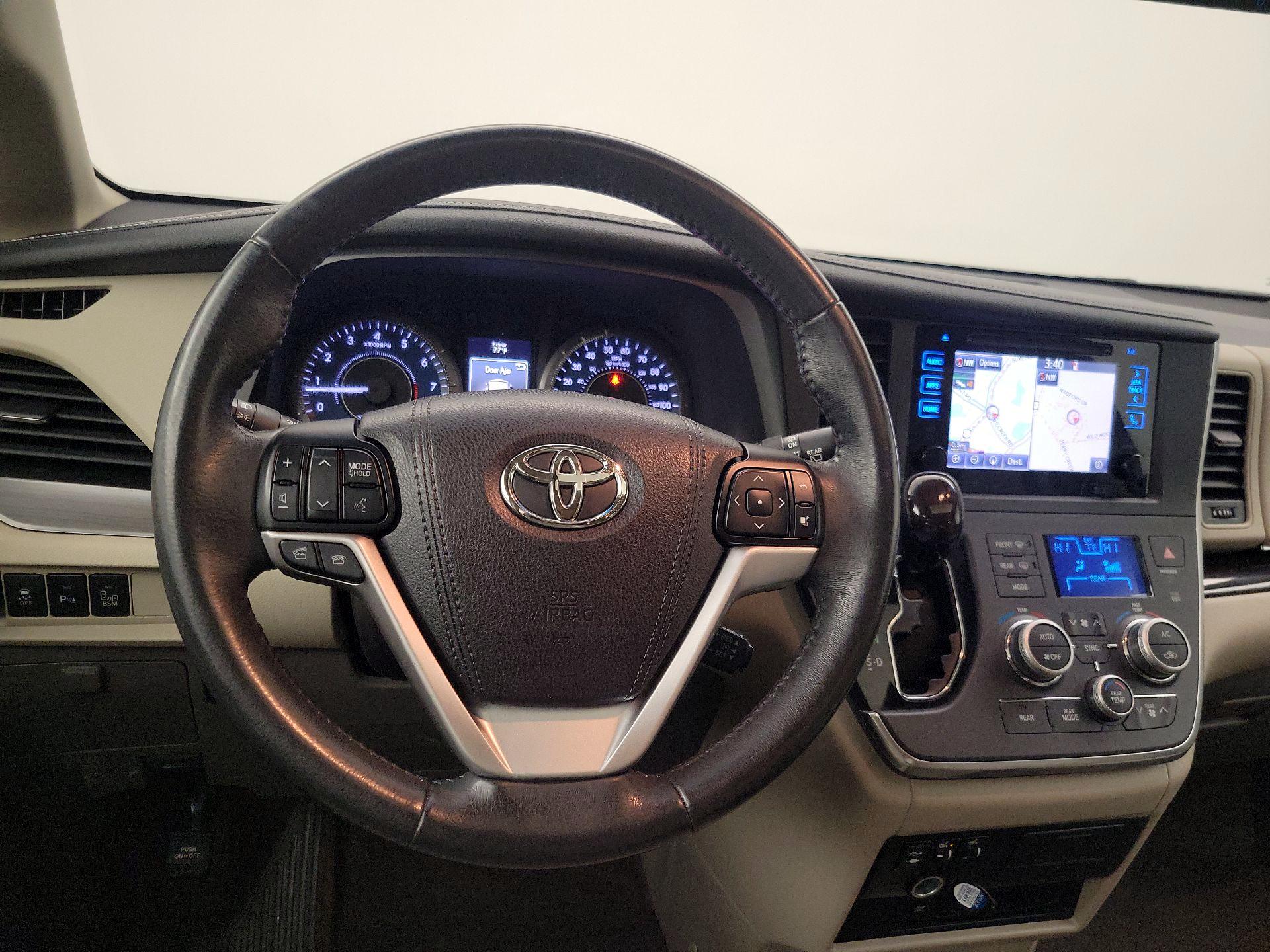 Thumbnail: 2017 Toyota Sienna - 10