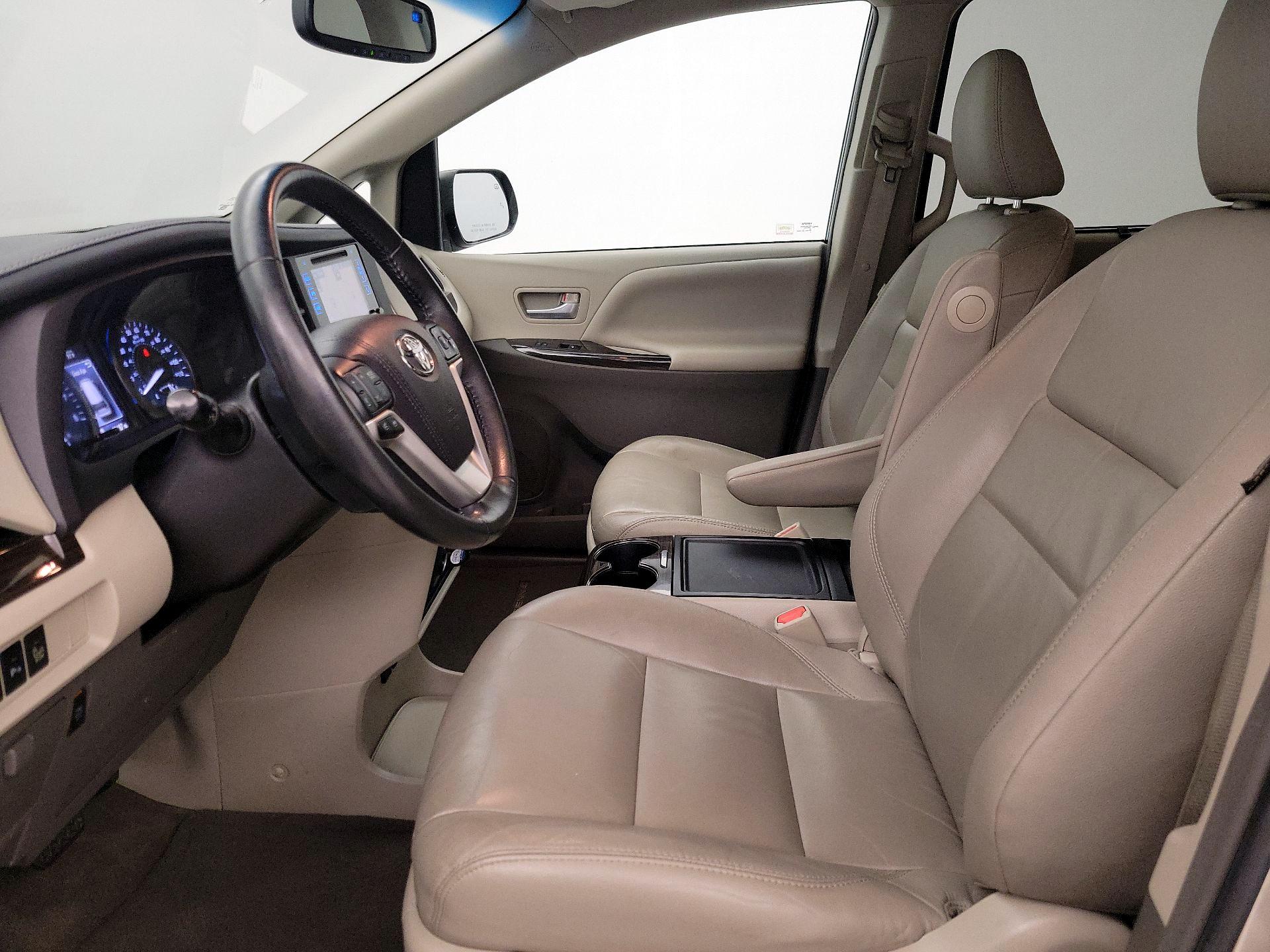 Thumbnail: 2017 Toyota Sienna - 11