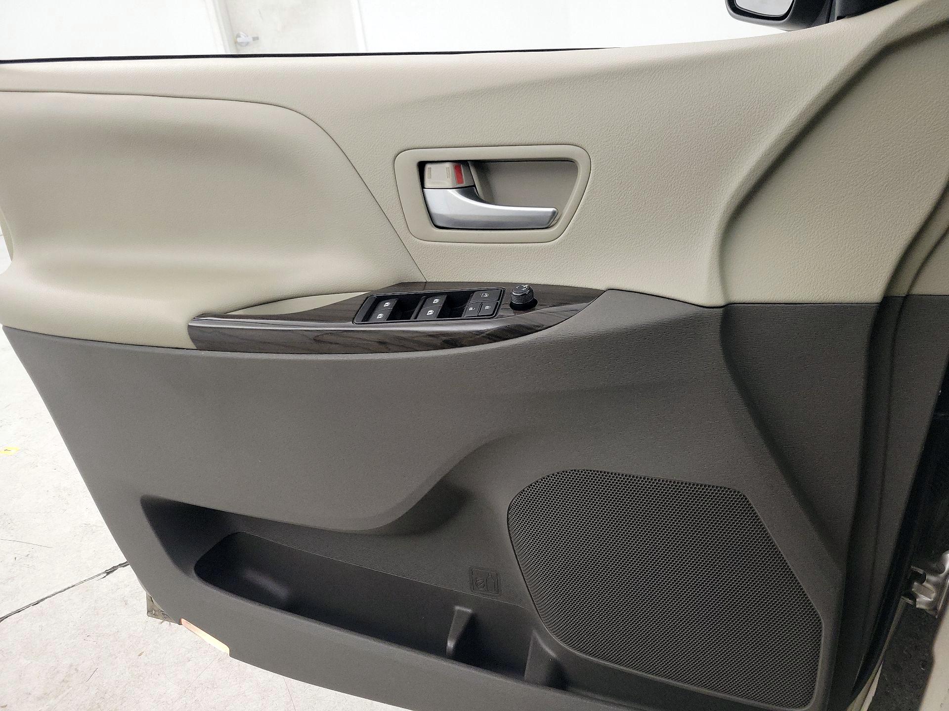 Thumbnail: 2017 Toyota Sienna - 12