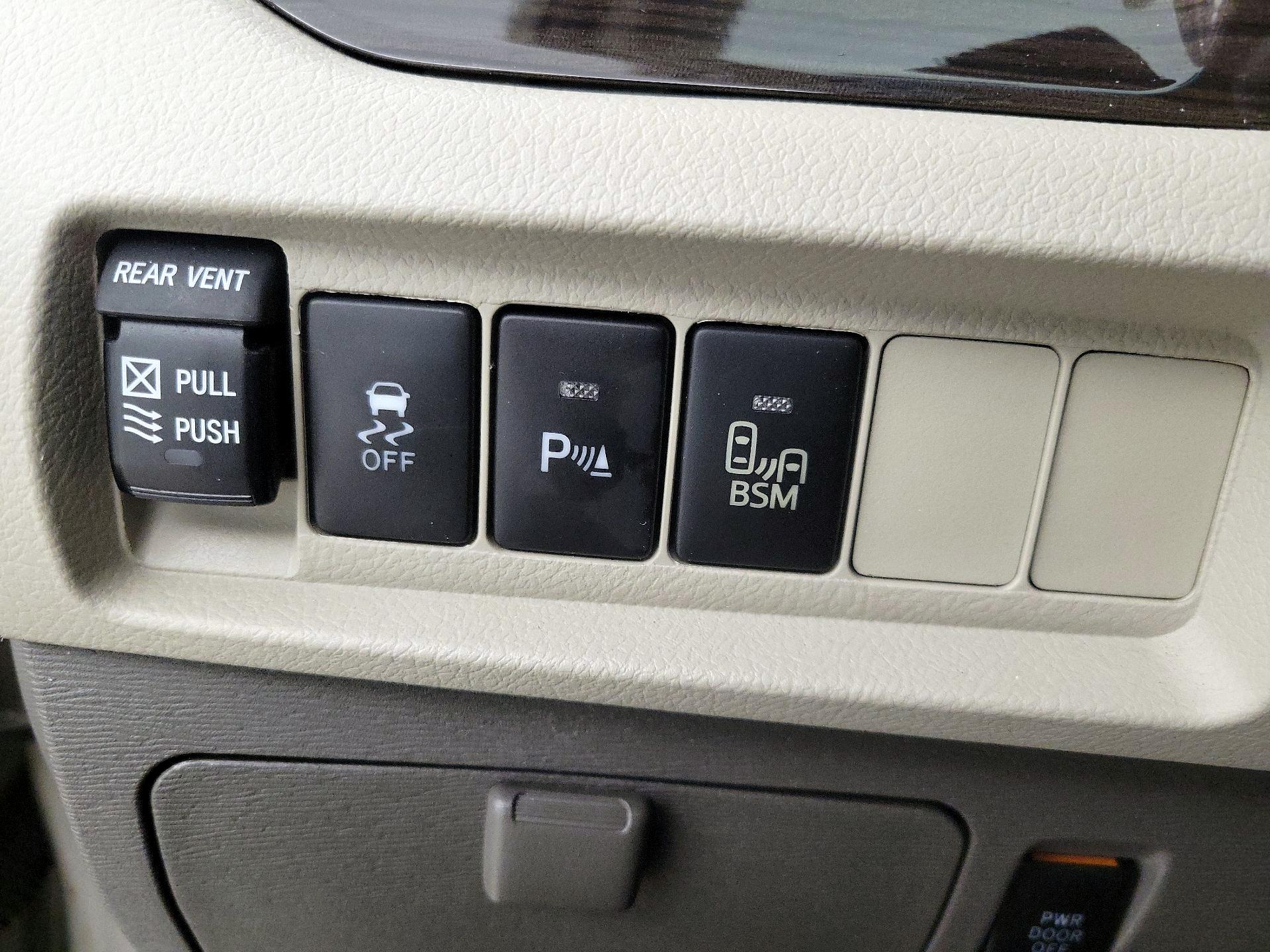 Thumbnail: 2017 Toyota Sienna - 13