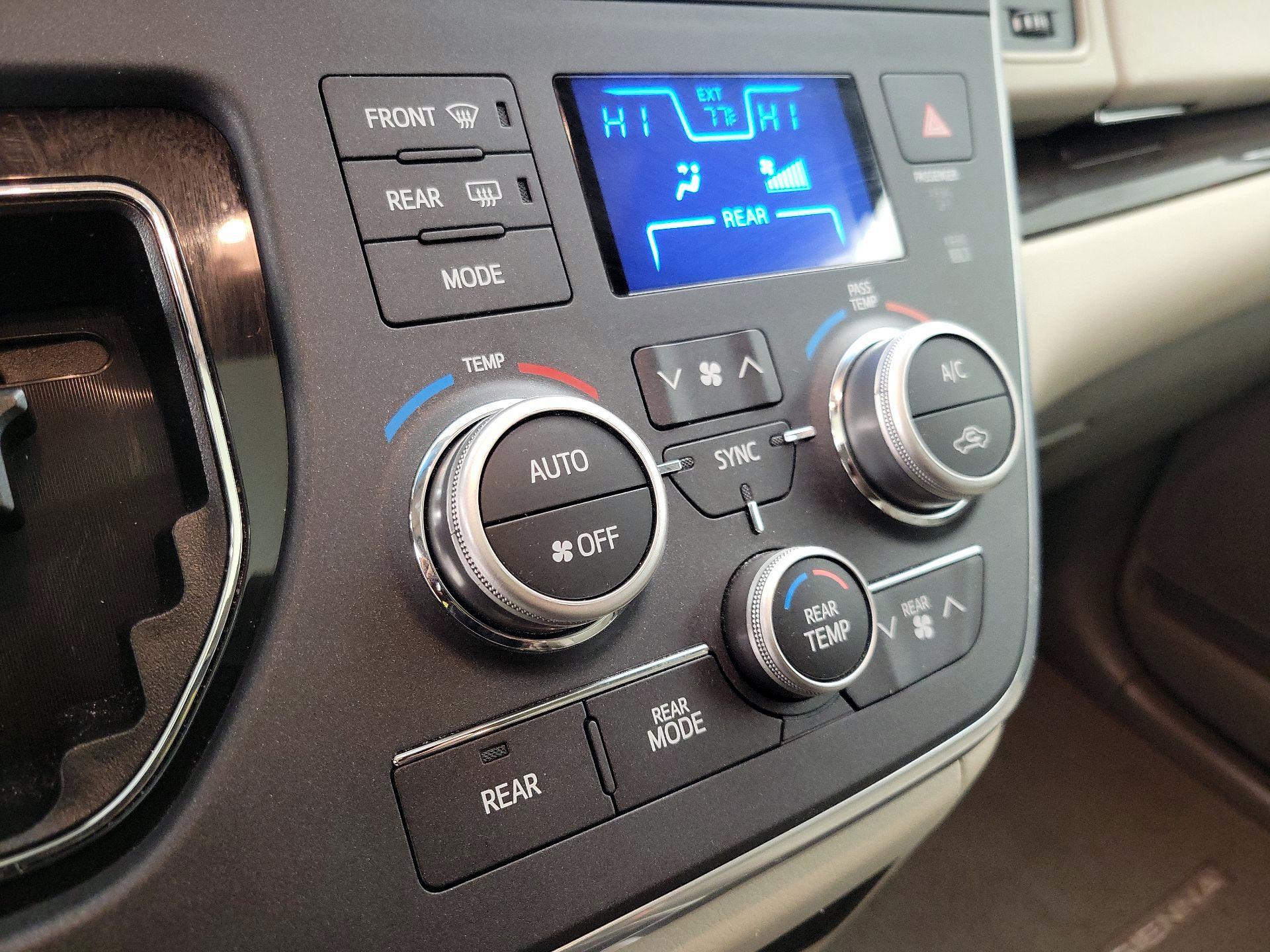 Thumbnail: 2017 Toyota Sienna - 17