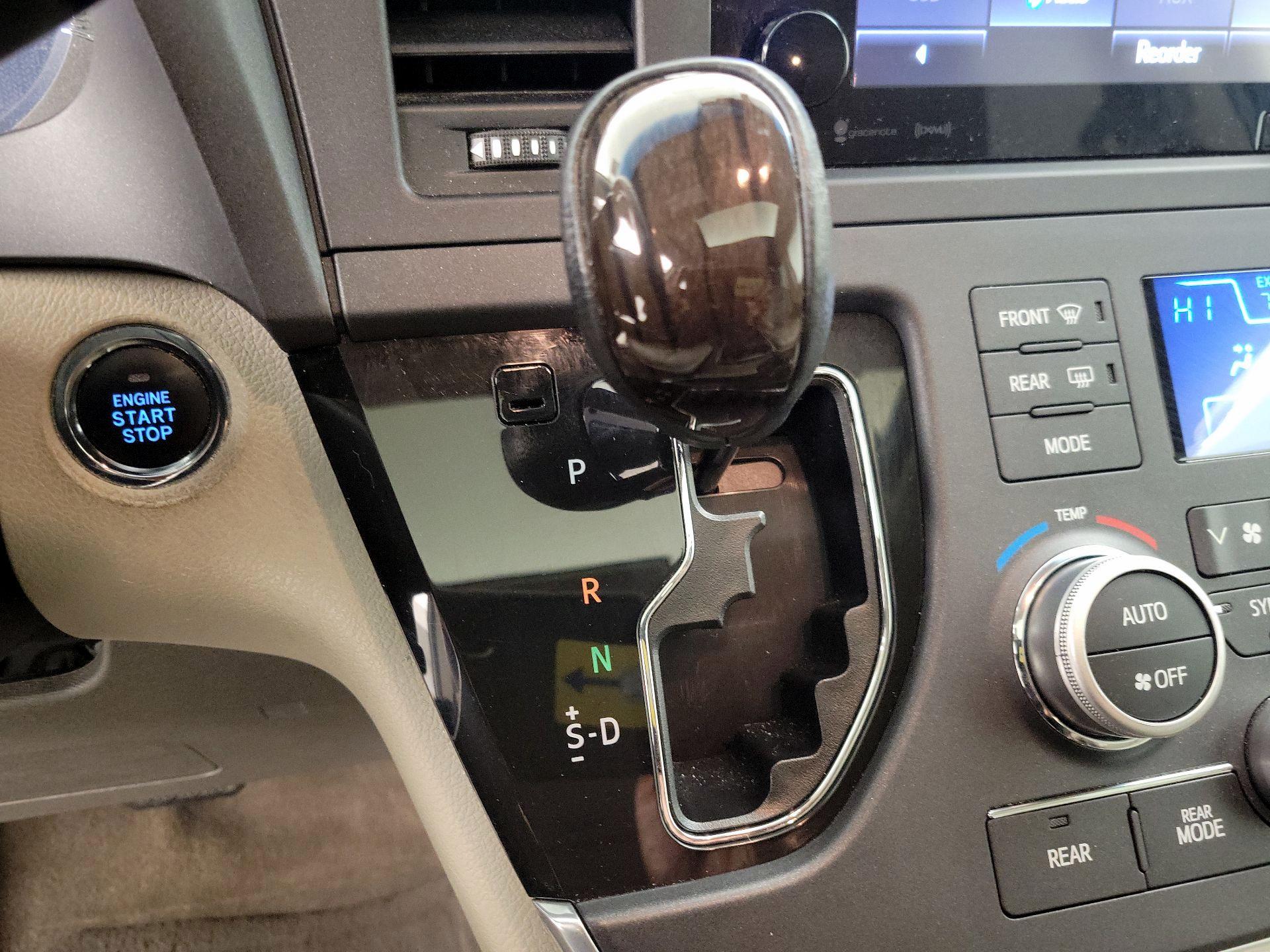 Thumbnail: 2017 Toyota Sienna - 18