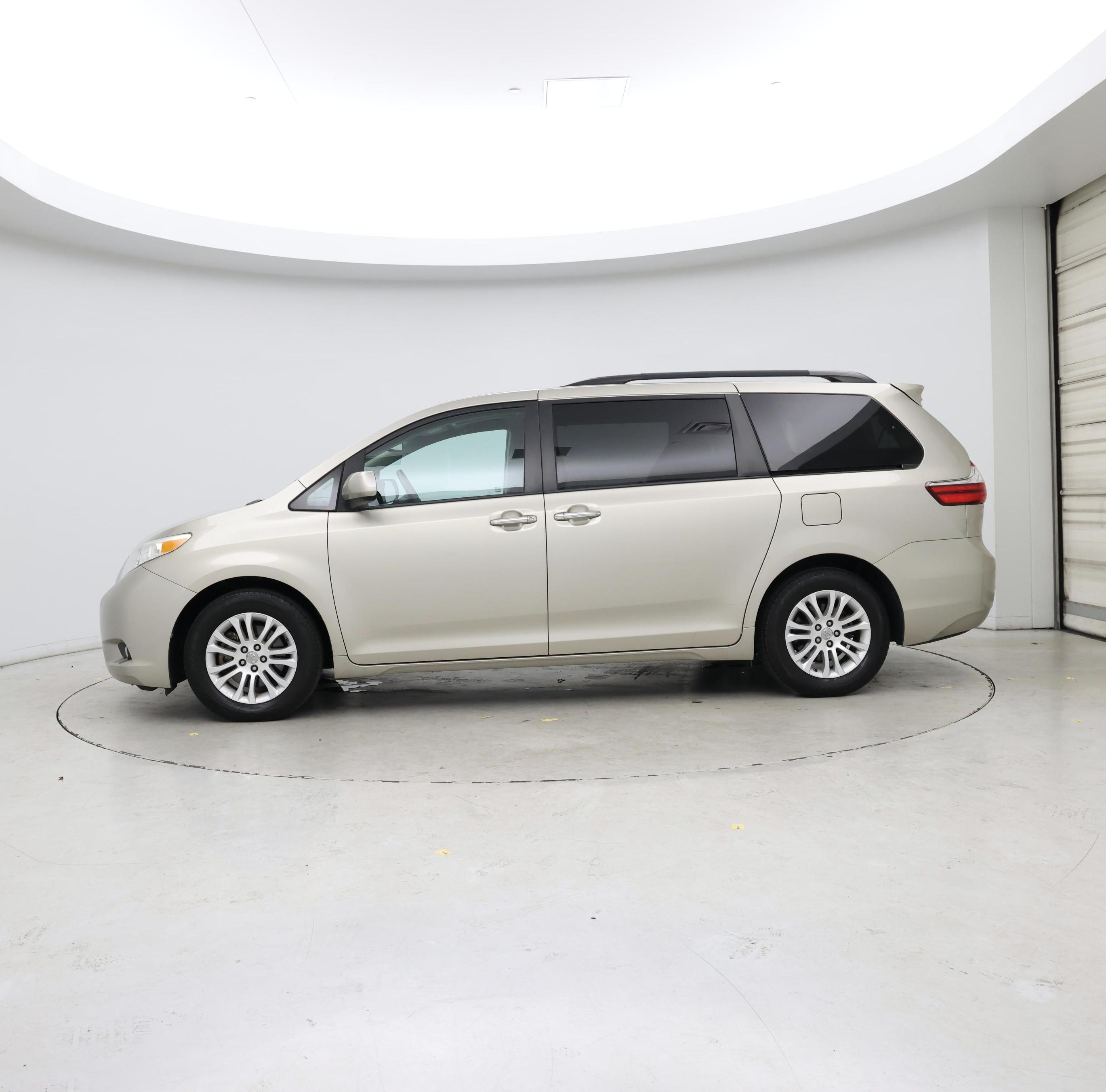 Thumbnail: 2017 Toyota Sienna - 3