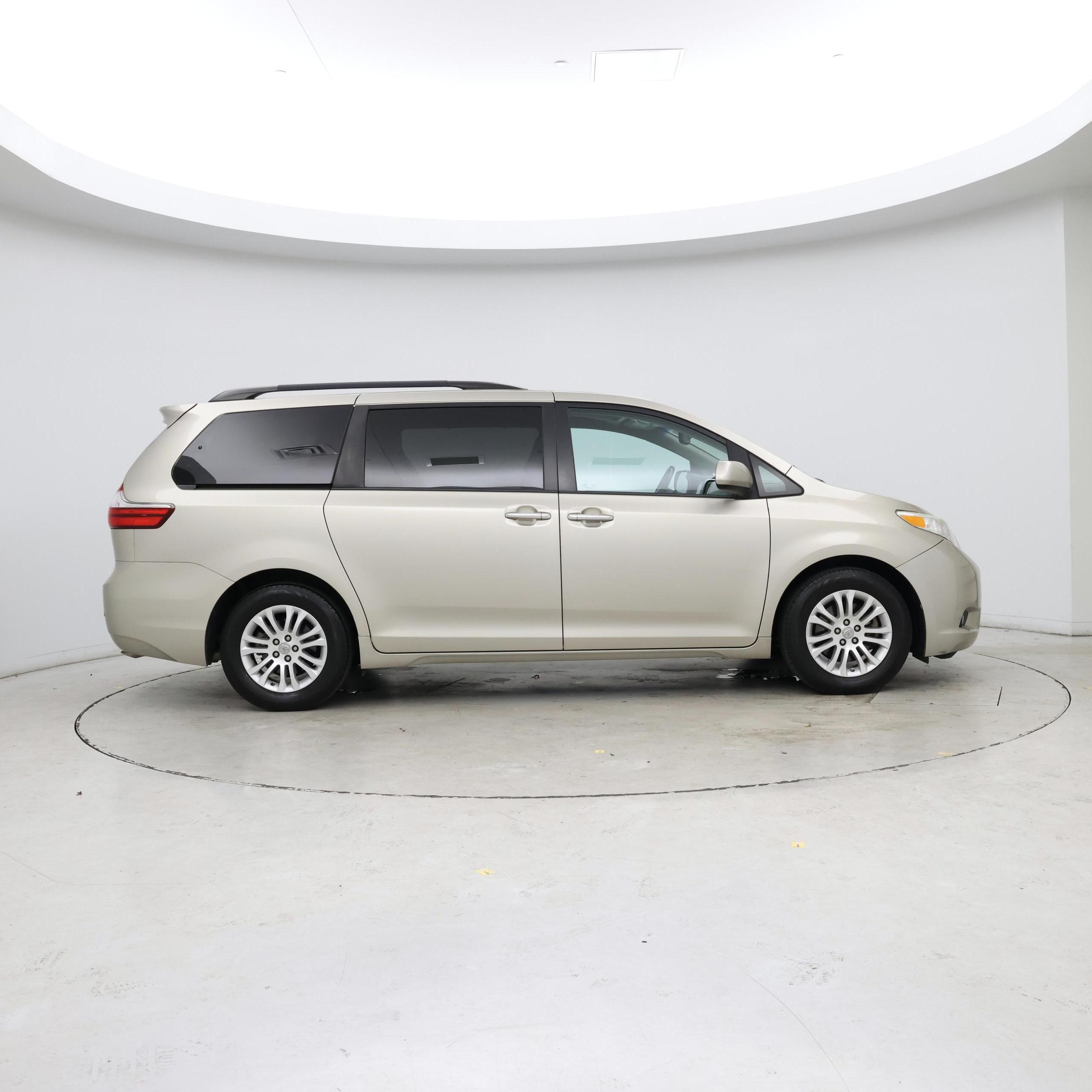 Thumbnail: 2017 Toyota Sienna - 7