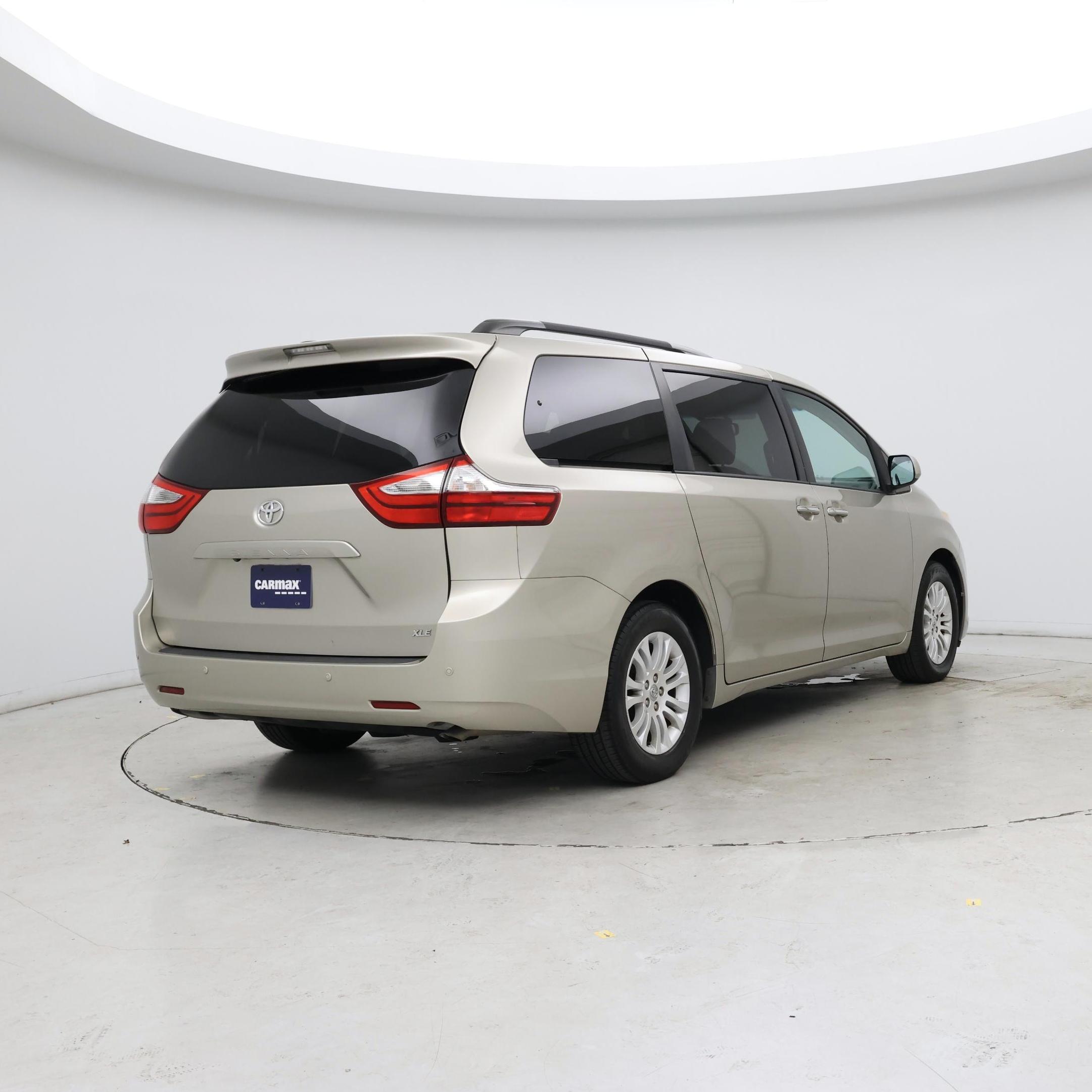 Thumbnail: 2017 Toyota Sienna - 8