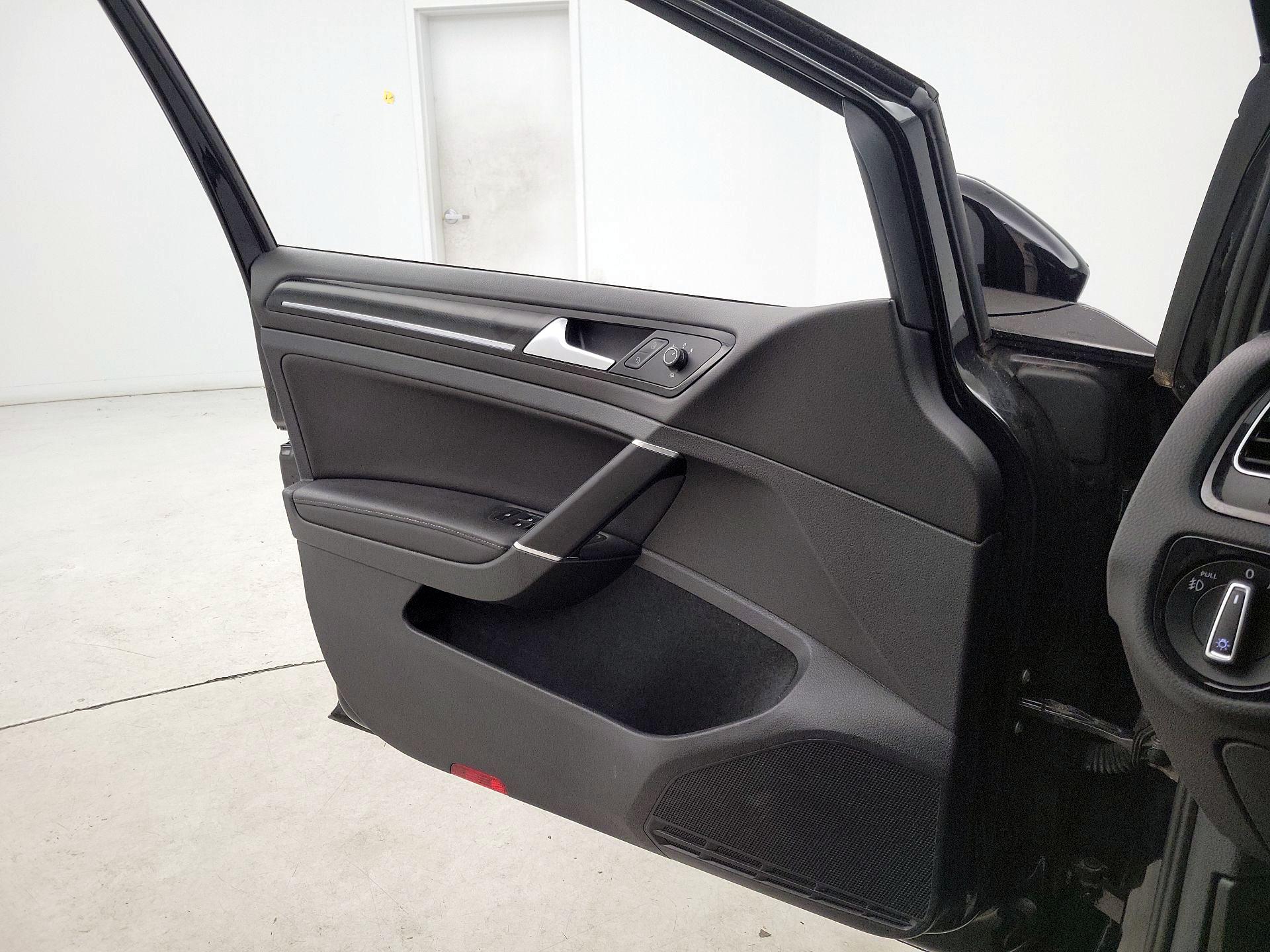 Thumbnail: 2017 Volkswagen Golf - 12