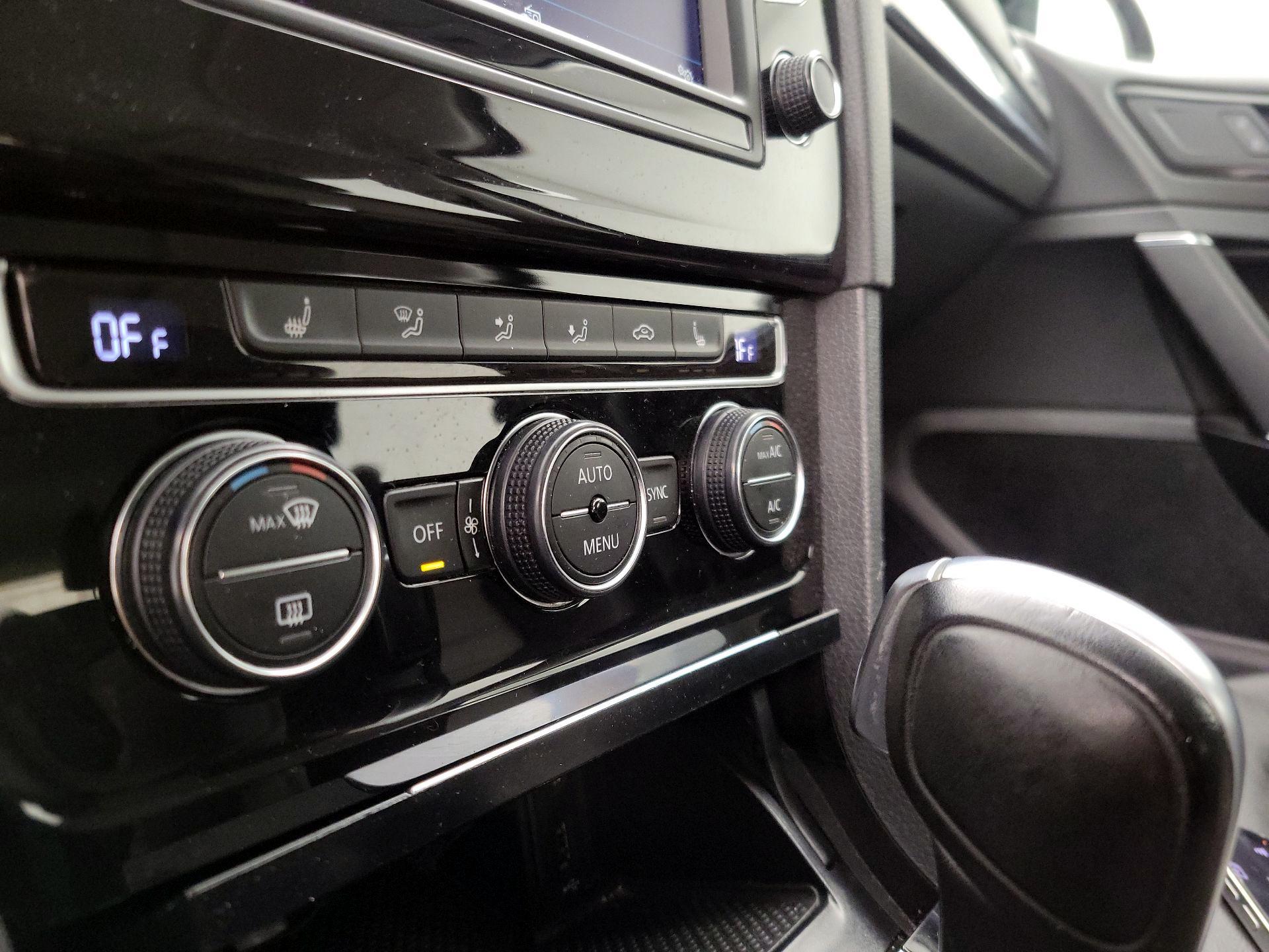 Thumbnail: 2017 Volkswagen Golf - 16