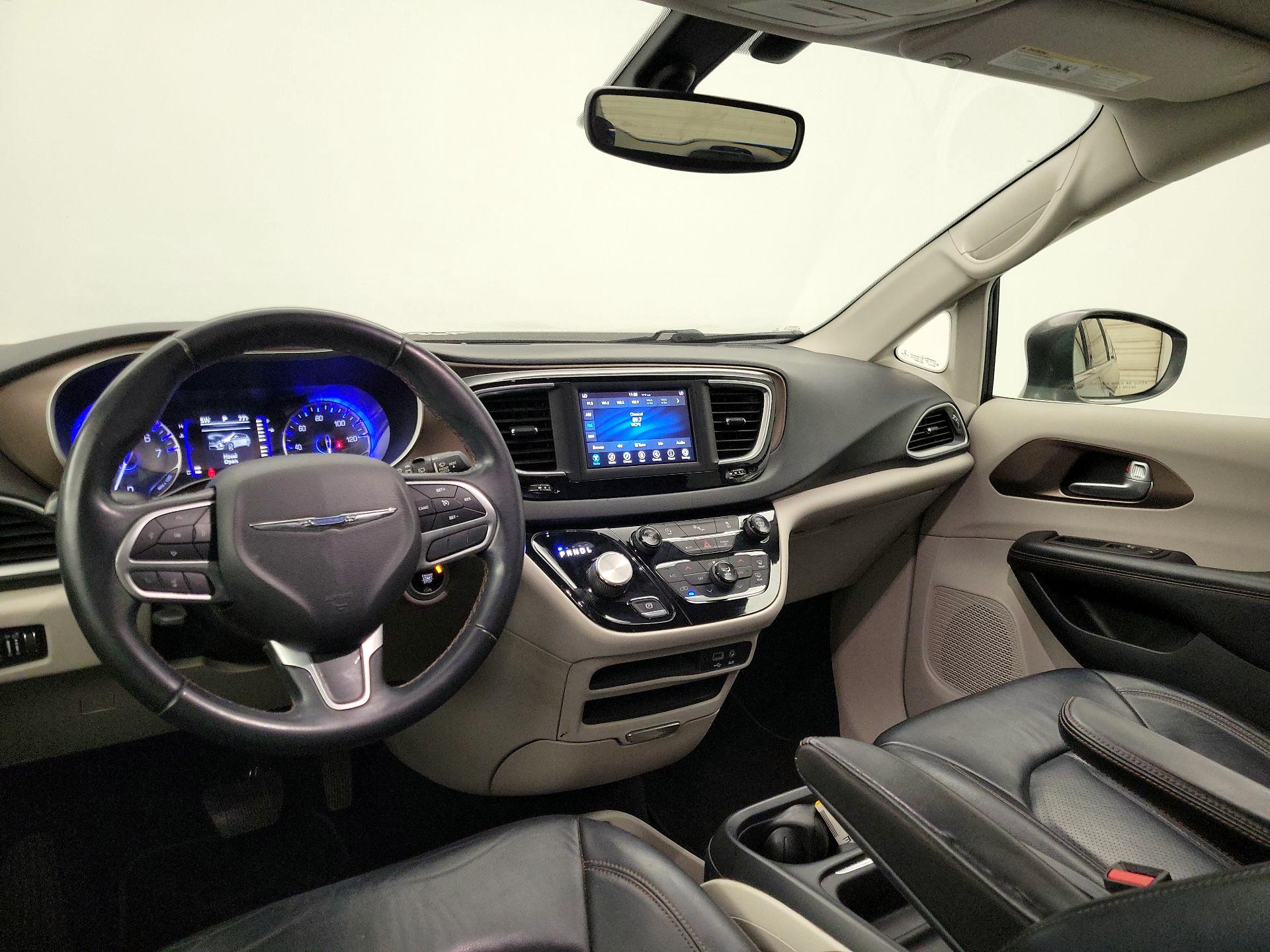 Thumbnail: 2018 Chrysler Pacifica - 9