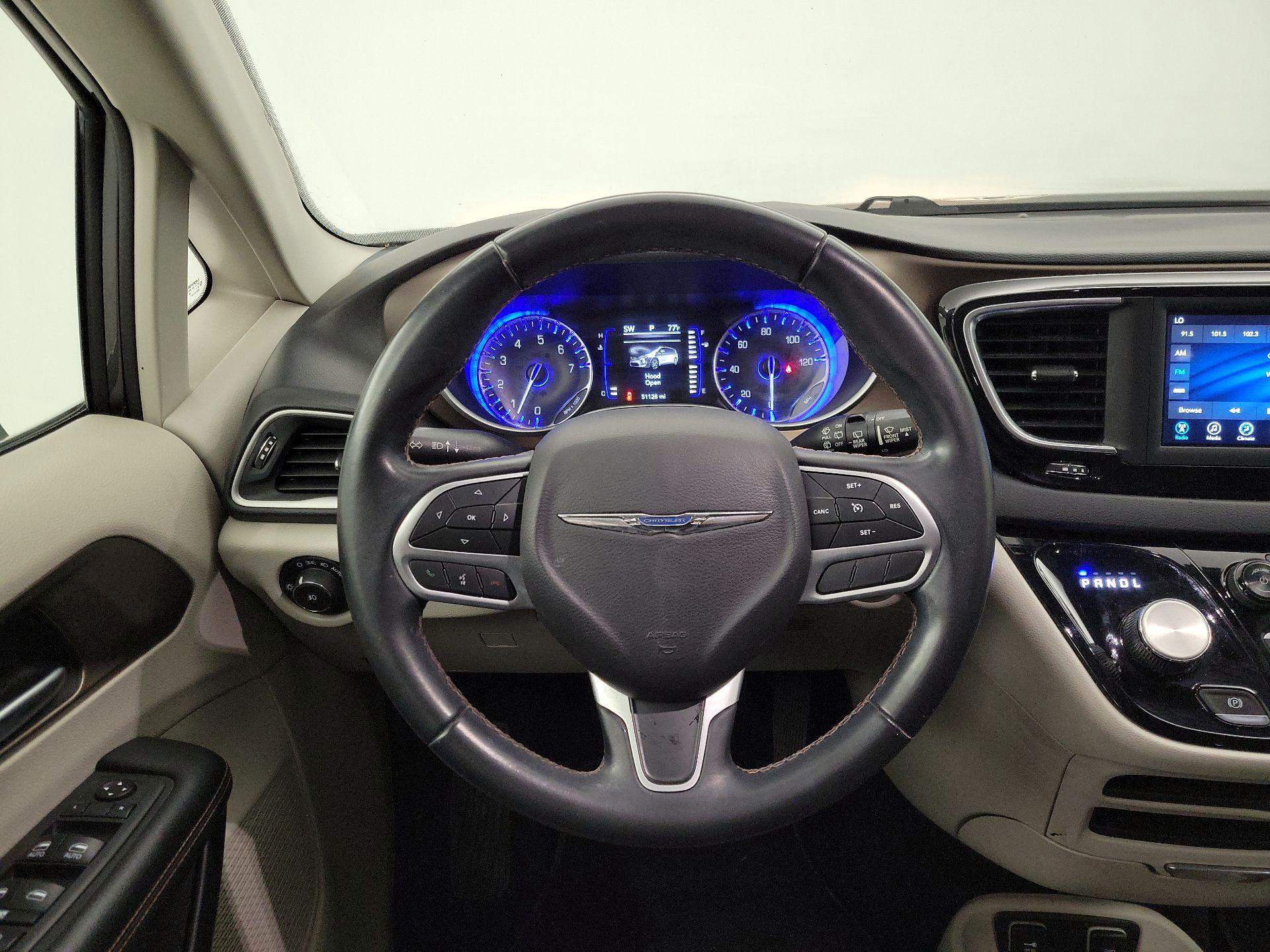 Thumbnail: 2018 Chrysler Pacifica - 10