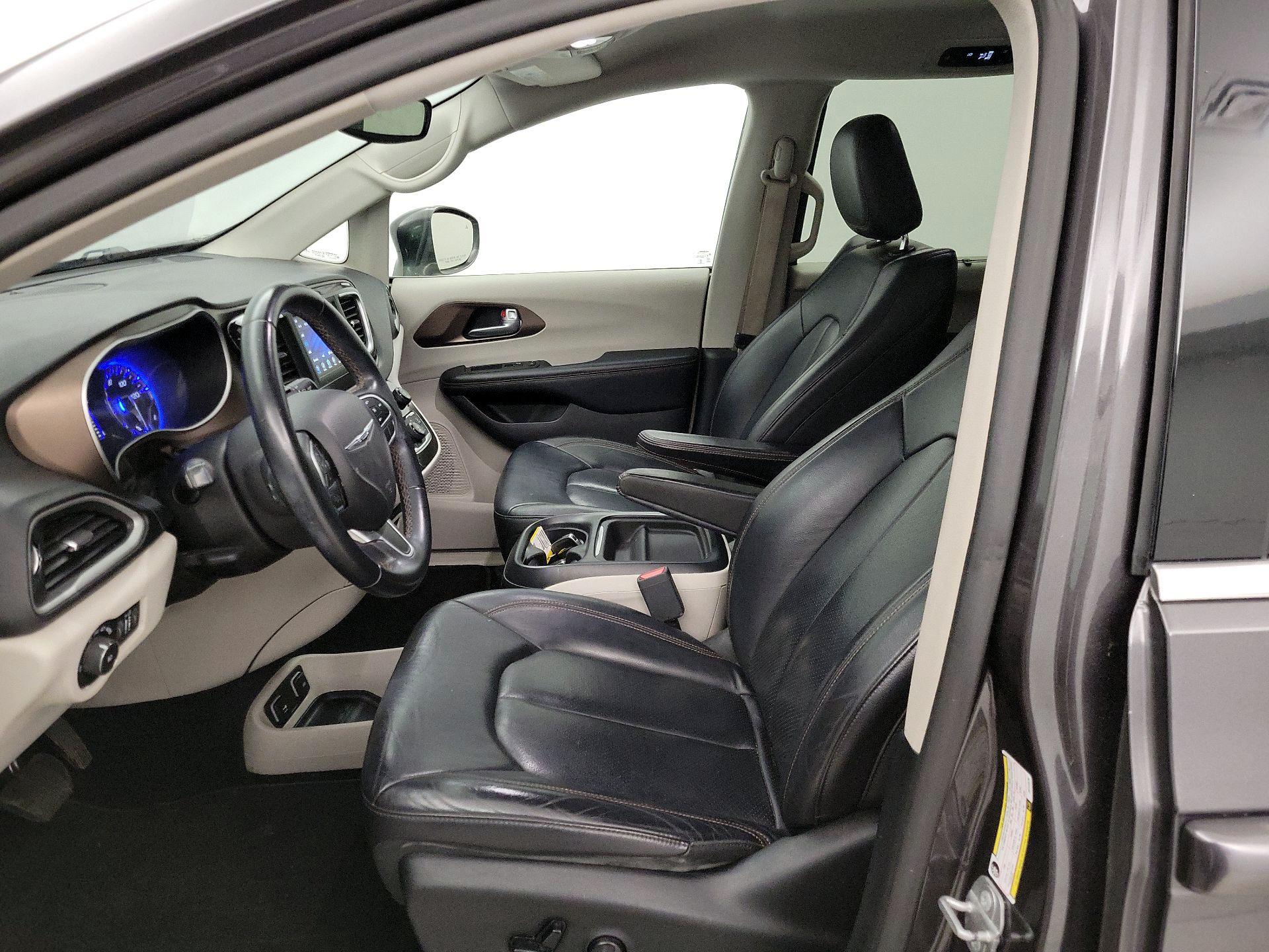 Thumbnail: 2018 Chrysler Pacifica - 11