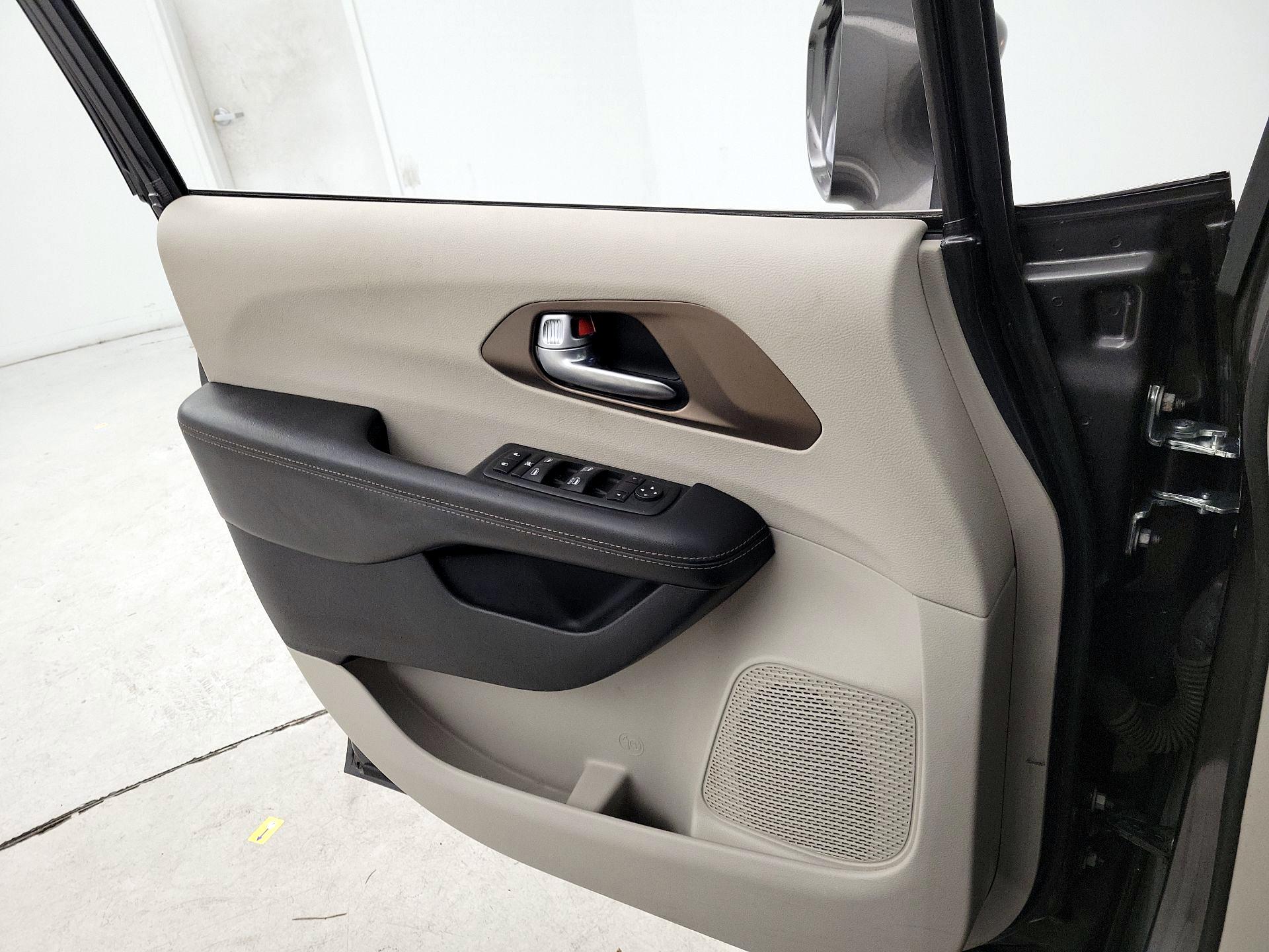 Thumbnail: 2018 Chrysler Pacifica - 12