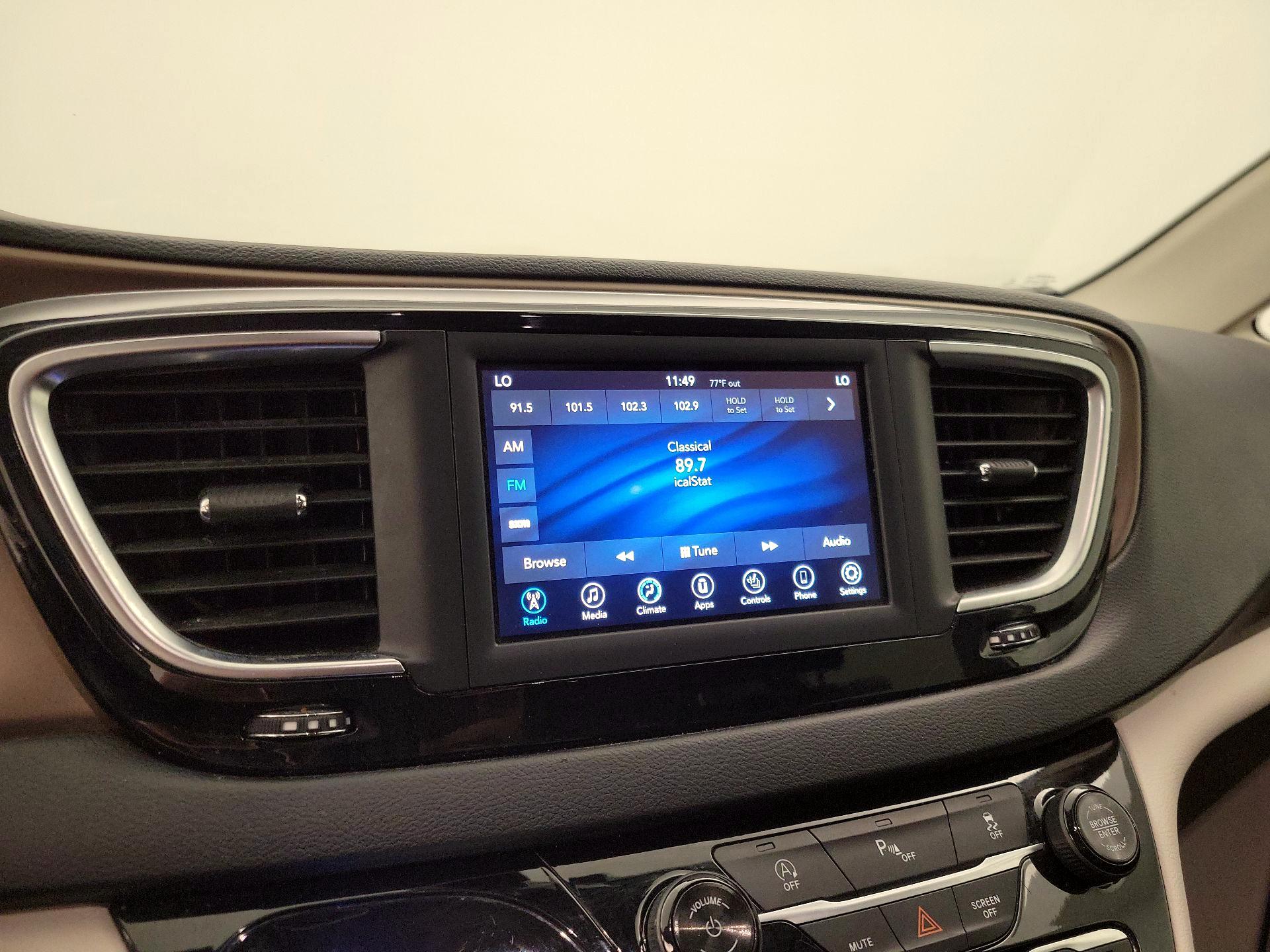 Thumbnail: 2018 Chrysler Pacifica - 15