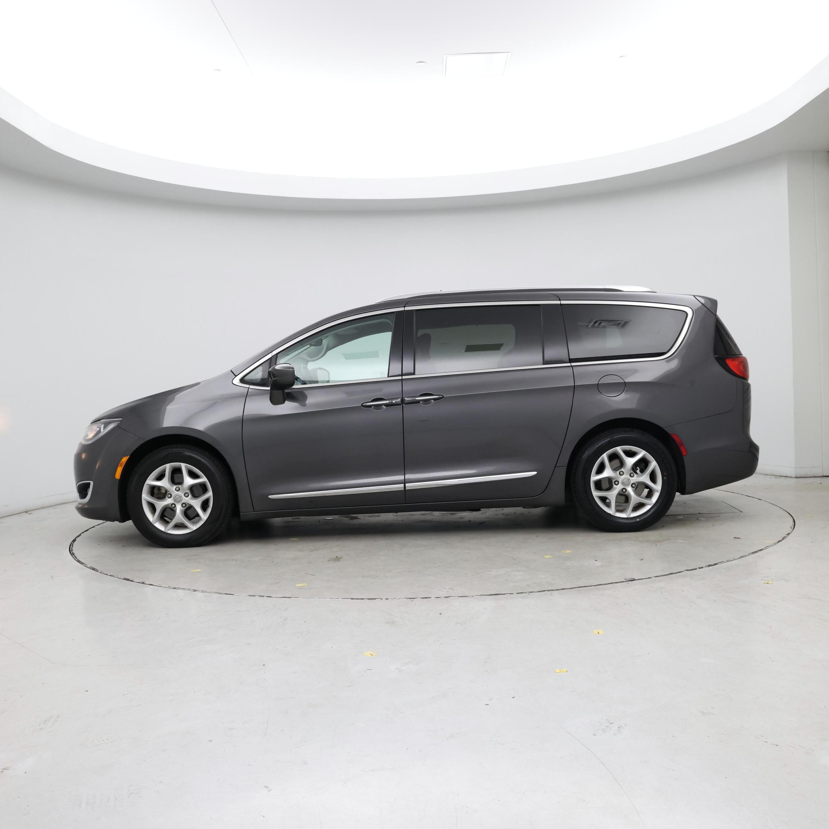Thumbnail: 2018 Chrysler Pacifica - 3