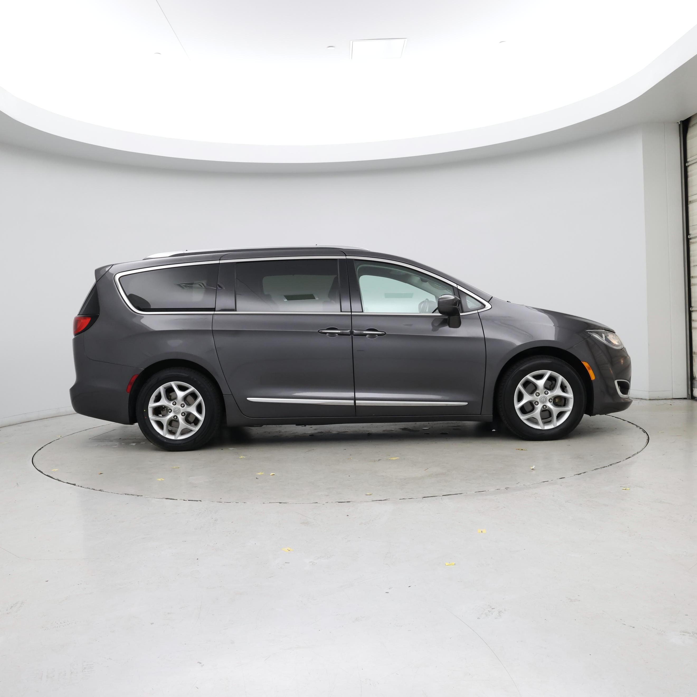 Thumbnail: 2018 Chrysler Pacifica - 7